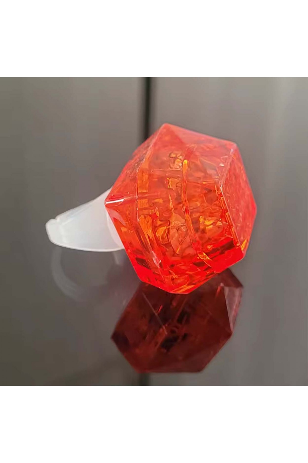 Kristal Tasarımlı Led Glow Işıklı 3 Modlu Kırmızı Yüzük 3.5 x 5 cm Kristal Tasarımlı Led Glow Işıklı 3 Modlu Kırmızı Yüzük 3.5 x 5 cm