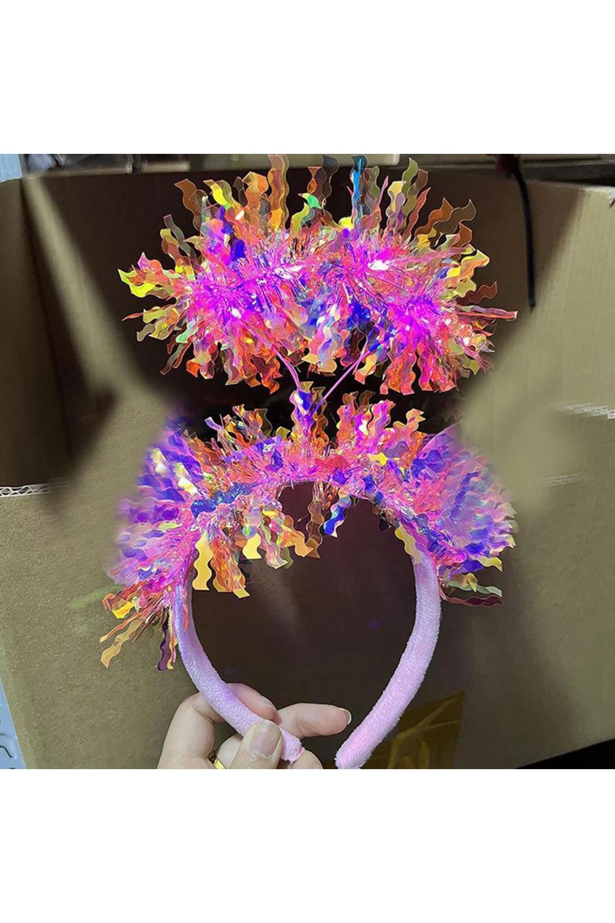 Pembe Renk Pembe Işıltılı Püsküllü Led Işıklı Parlak Hologramlı Taç 25x12 cm Pembe Renk Pembe Işıltılı Püsküllü Led Işıklı Parlak Hologramlı Taç 25x12 cm (Lisinya)
