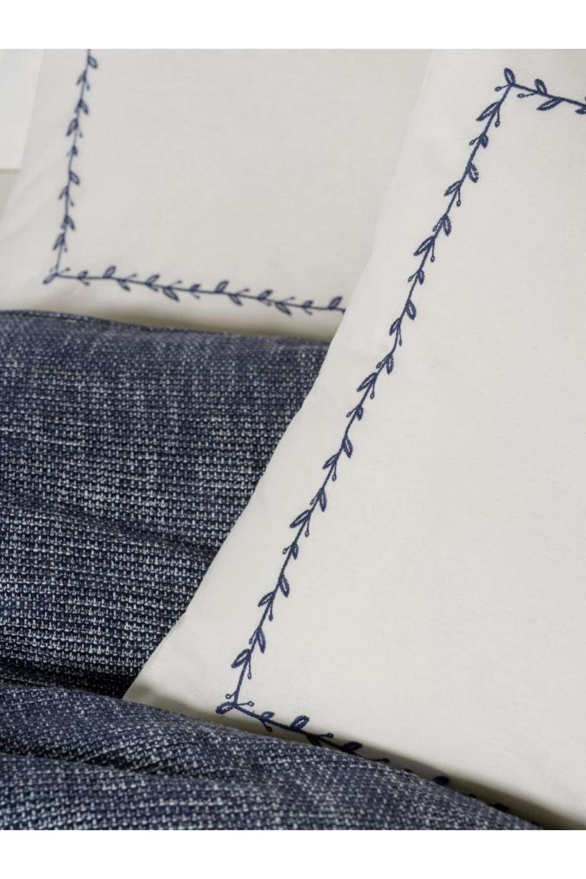 Embrova Şönil Çift Kişilik Yatak Örtüsü/Pike Takımı Loom Lacivert Embrova Şönil Çift Kişilik Yatak Örtüsü/Pike Takımı Loom Lacivert