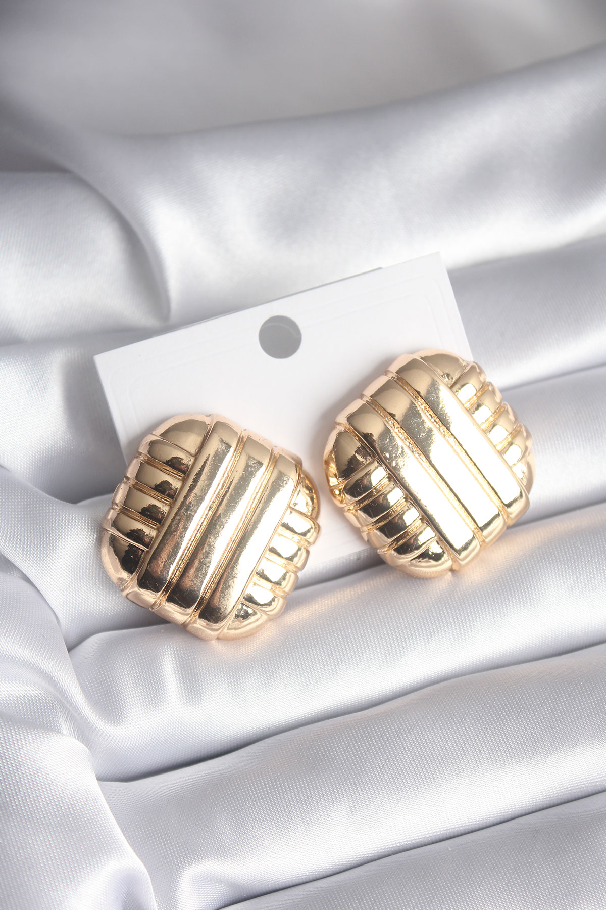 Pirinç Gold Renk İşleme Detay Kadın Küpe - Lisinya