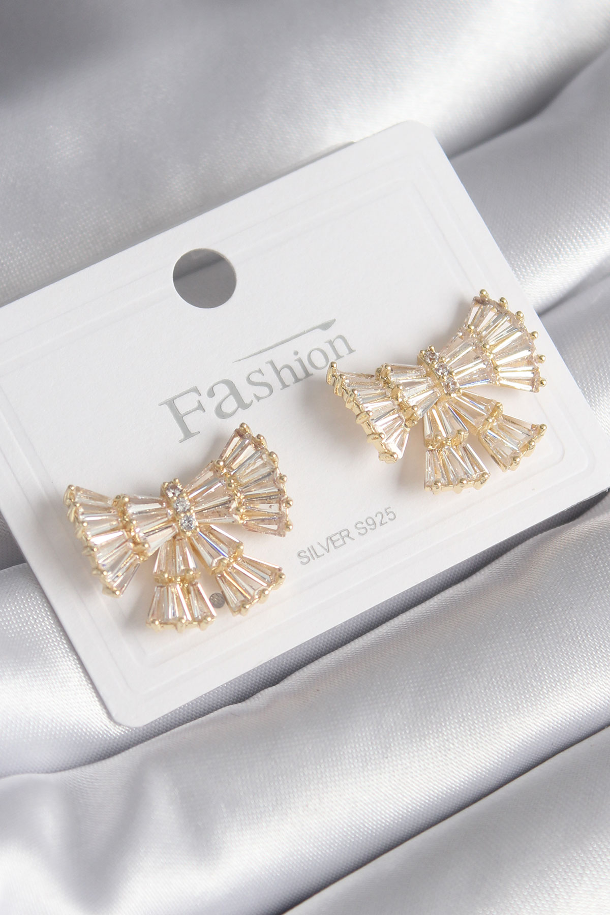 Pirinç Gold Renk Zirkon Taşlı Kurdele Model Kadın Küpe - Lisinya