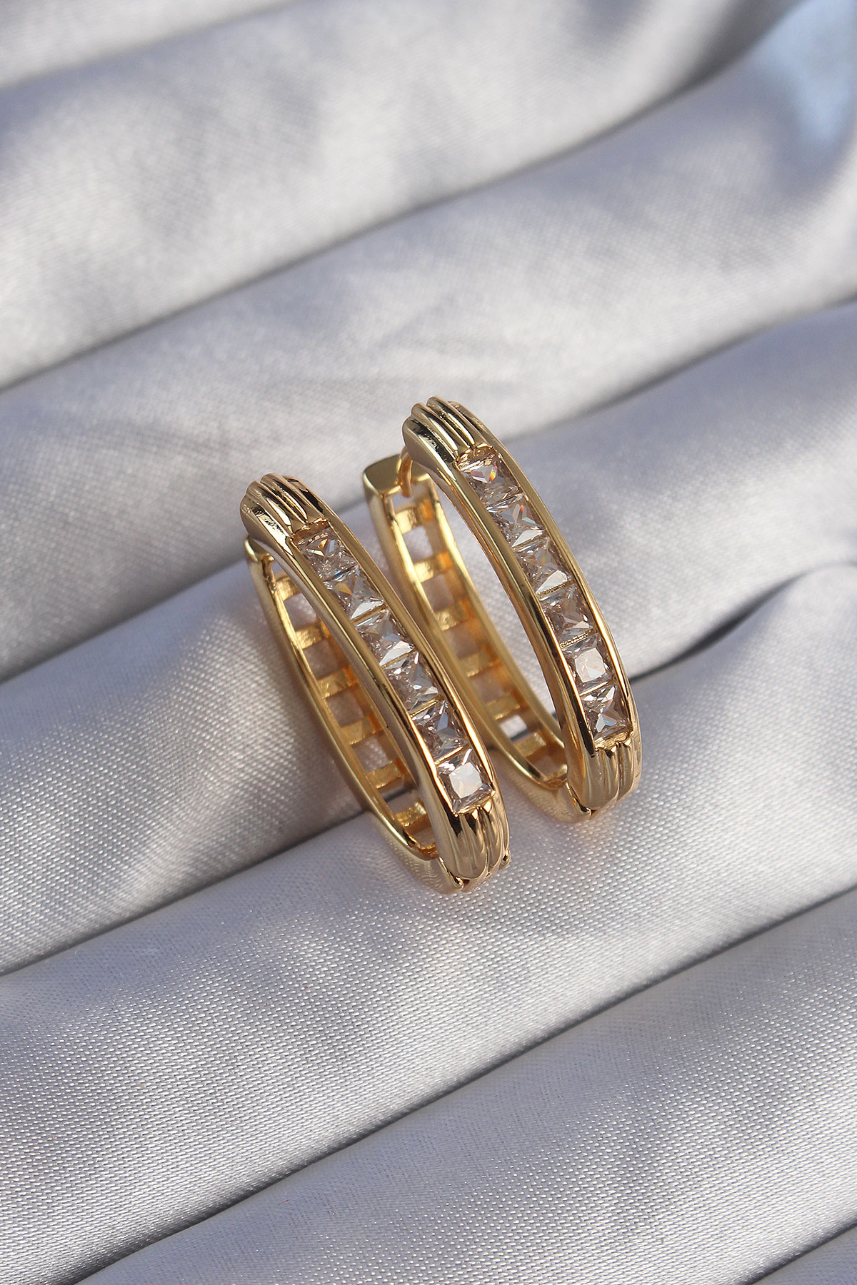 Pirinç Gold Renk Zirkon Taşlı Oval Model Küpe - Lisinya