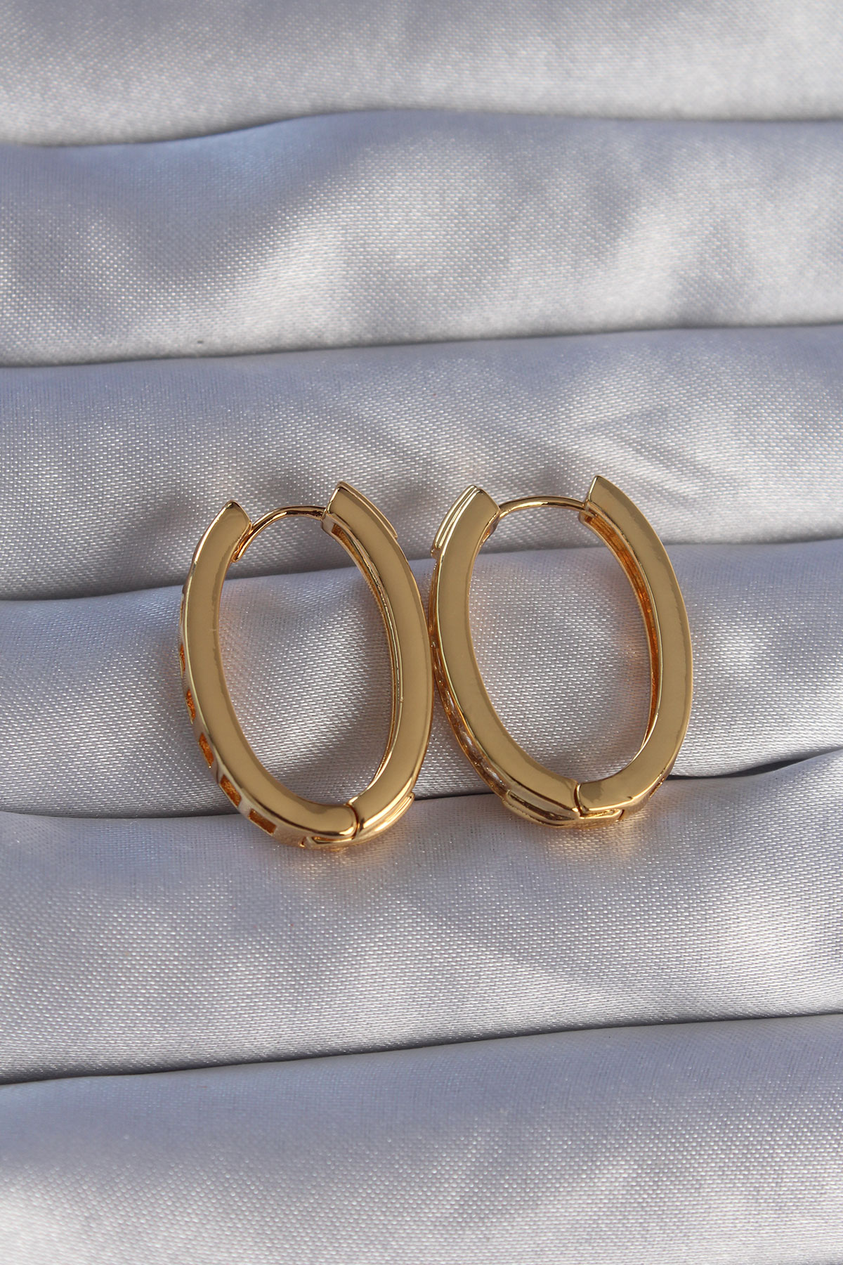 Pirinç Gold Renk Zirkon Taşlı Oval Model Küpe - Lisinya