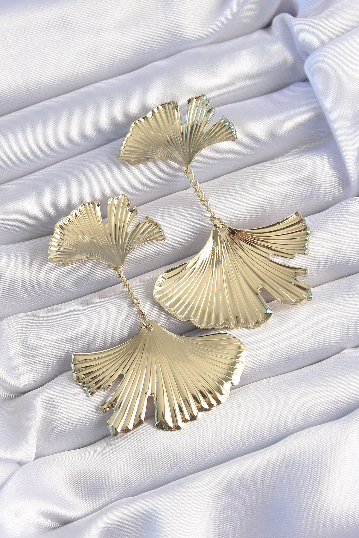 Pirinç Gold Renk Tırtıklı Yaprak Model Sallantılı Küpe - Lisinya