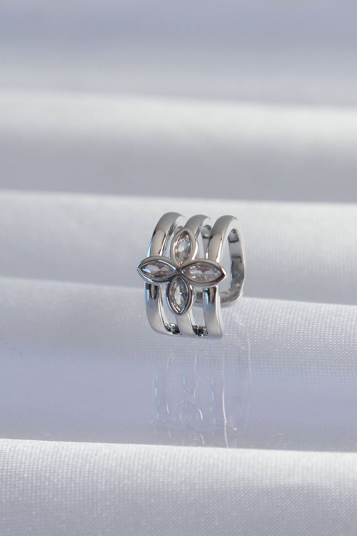 Pirinç Gümüş Renk Yonca Earcuff Küpe - Lisinya