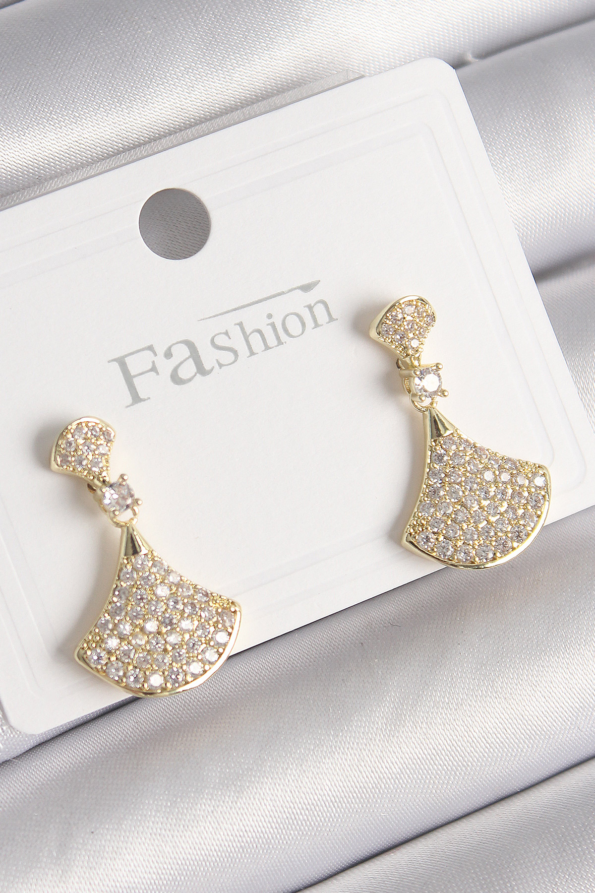 Pirinç Gold Renk Zirkon Taşlı Motif Model Kadın Küpe - Lisinya Pirinç Gold Renk Zirkon Taşlı Motif Model Kadın Küpe - Lisinya
