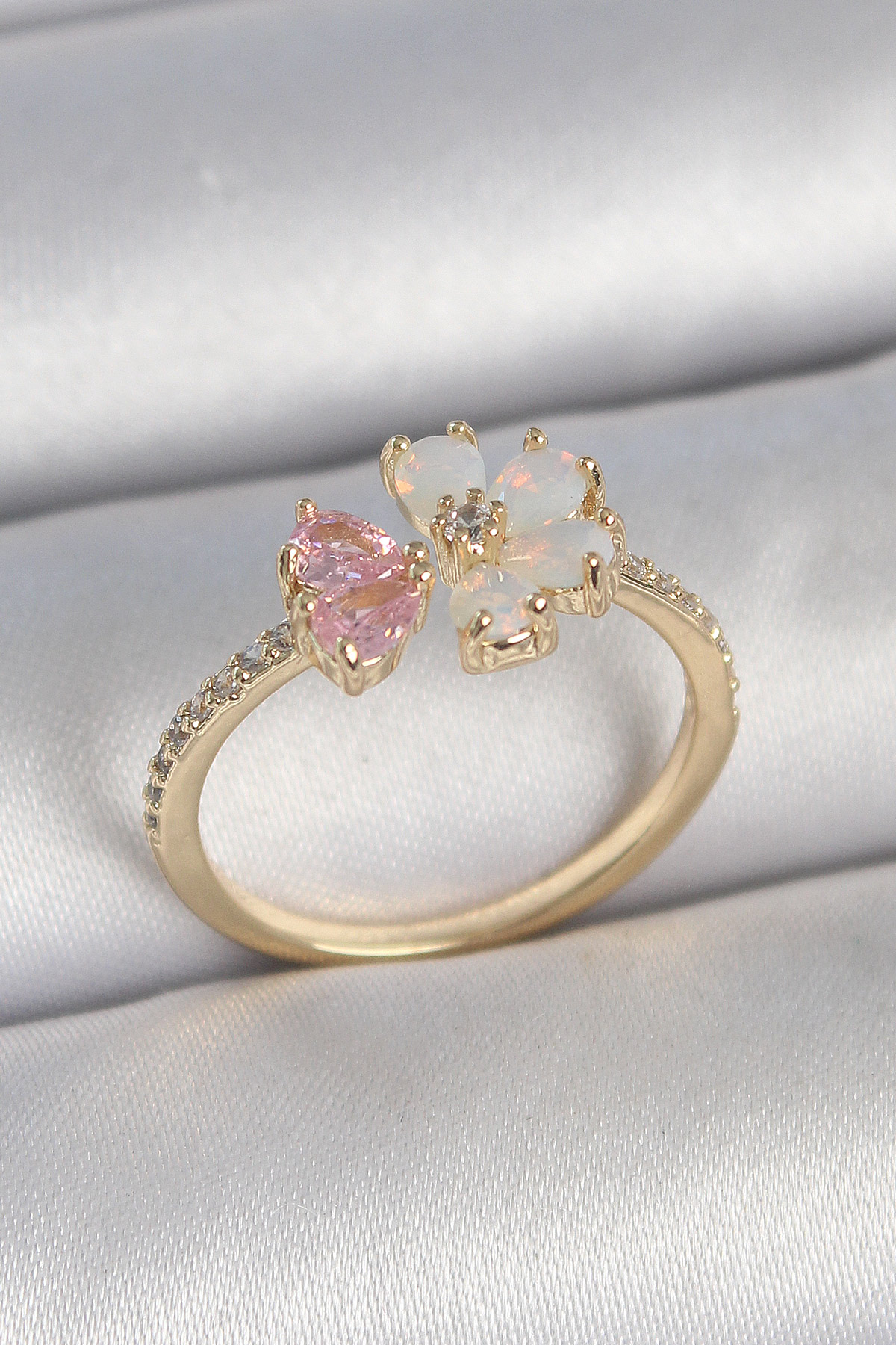 Pirinç Gold Renk Beyaz Mineli Pembe Zirkon Taşlı Çiçek Model Kadın Yüzük - Lisinya
