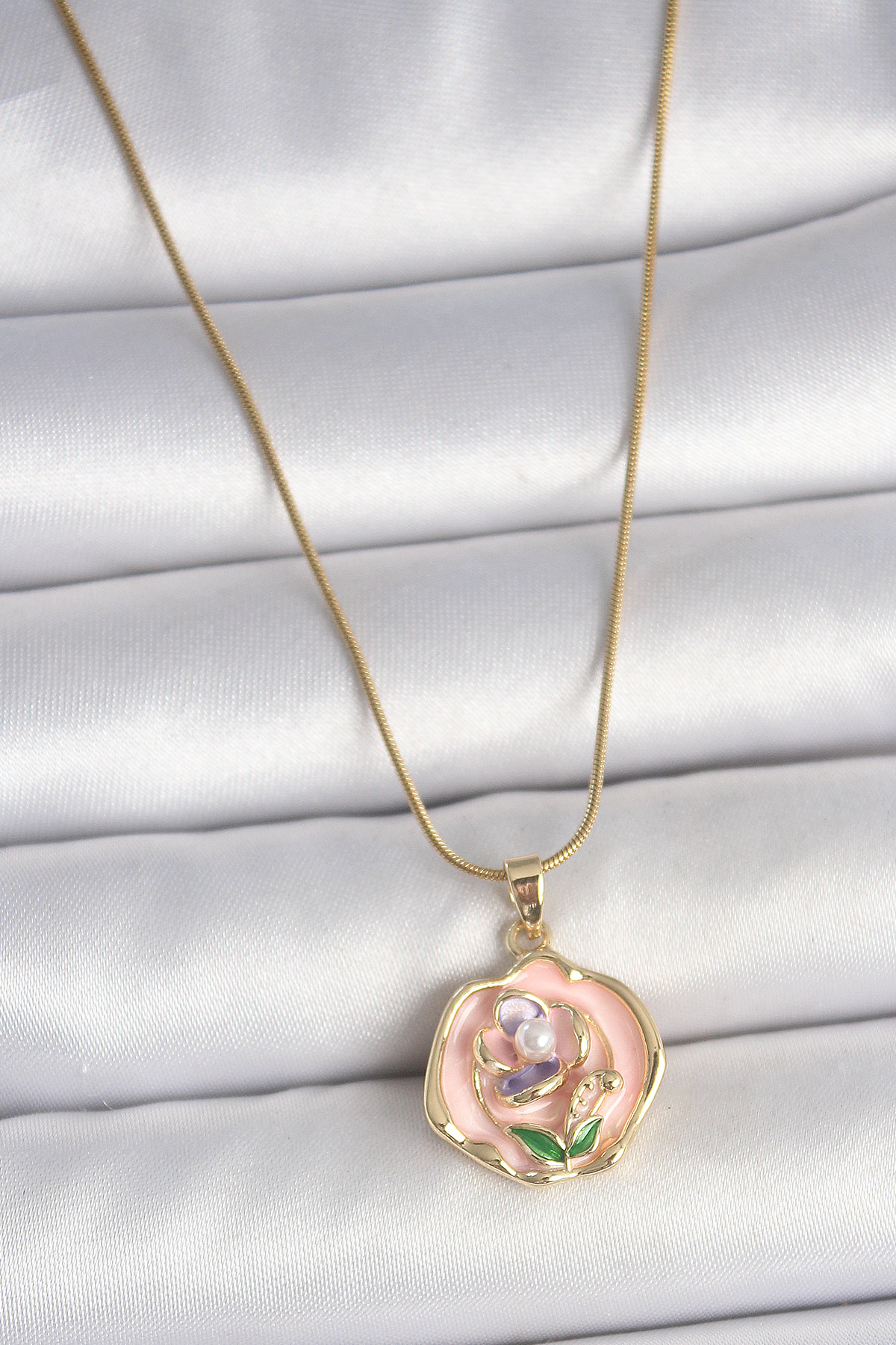 316L Çelik Gold Renk Zincir Pembe Renkli Çiçek İşlemeli İnci Detay Portre Model Kadın Kolye - Lisinya