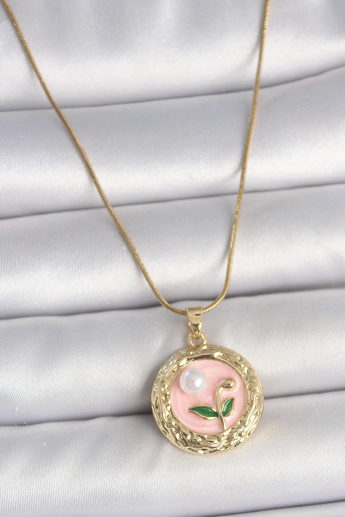 316L Çelik Gold Renk Zincir Pembe Çiçek İşlemeli inci Detay Portre Model Kadın Kolye - Lisinya