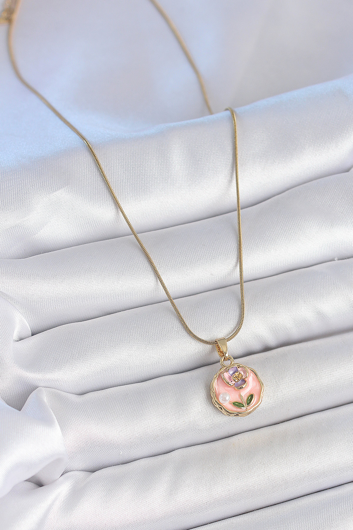 316L Çelik Gold Renk Zincir Pembe Minimal Çiçek İşlemeli İnci Detay Portre Model Kadın Kolye - Lisinya 316L Çelik Gold Renk Zincir Pembe Minimal Çiçek İşlemeli İnci Detay Portre Model Kadın Kolye - Lisinya