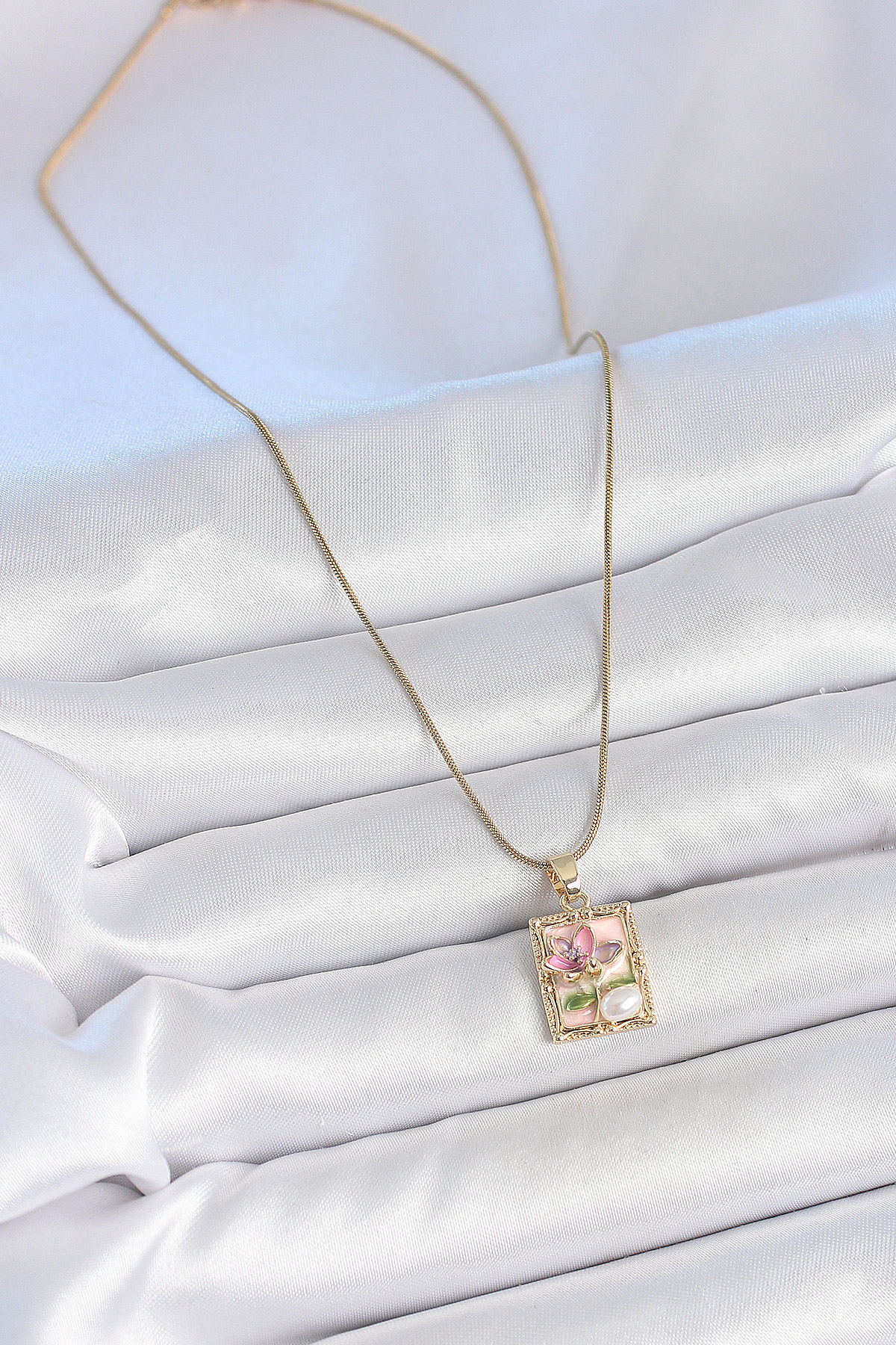 316L Çelik Gold Renk Pembe Mineli Çiçek İşlemeli İnci Detay Portre Model Kadın Kolye - Lisinya