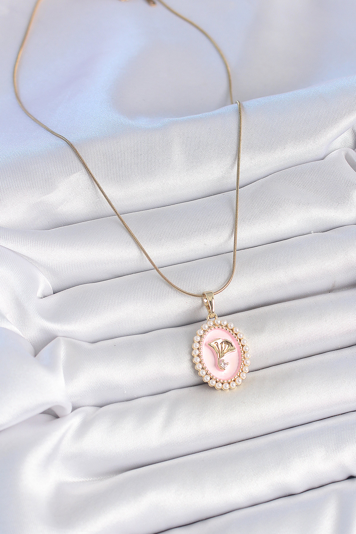 316L Çelik Gold Renk Zincir Pembe Mineli İncli Zirkon Taşlı Çiçek İşlemeli Portre Model Kadın Kolye - Lisinya