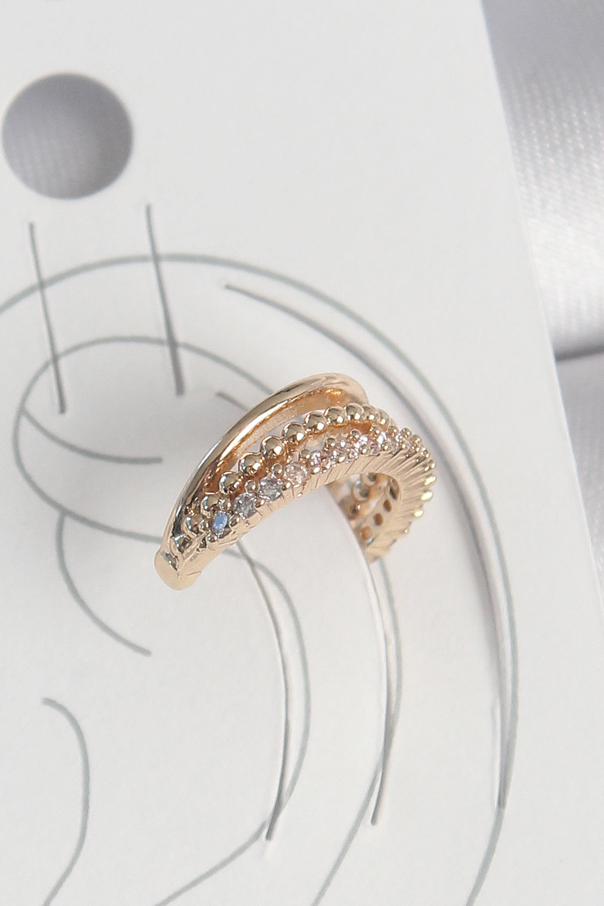 Pirinç Gold Renk Zirkon Taşlı 3'Lü Sıralı Model Kadın Kıkırdak Küpe - Lisinya