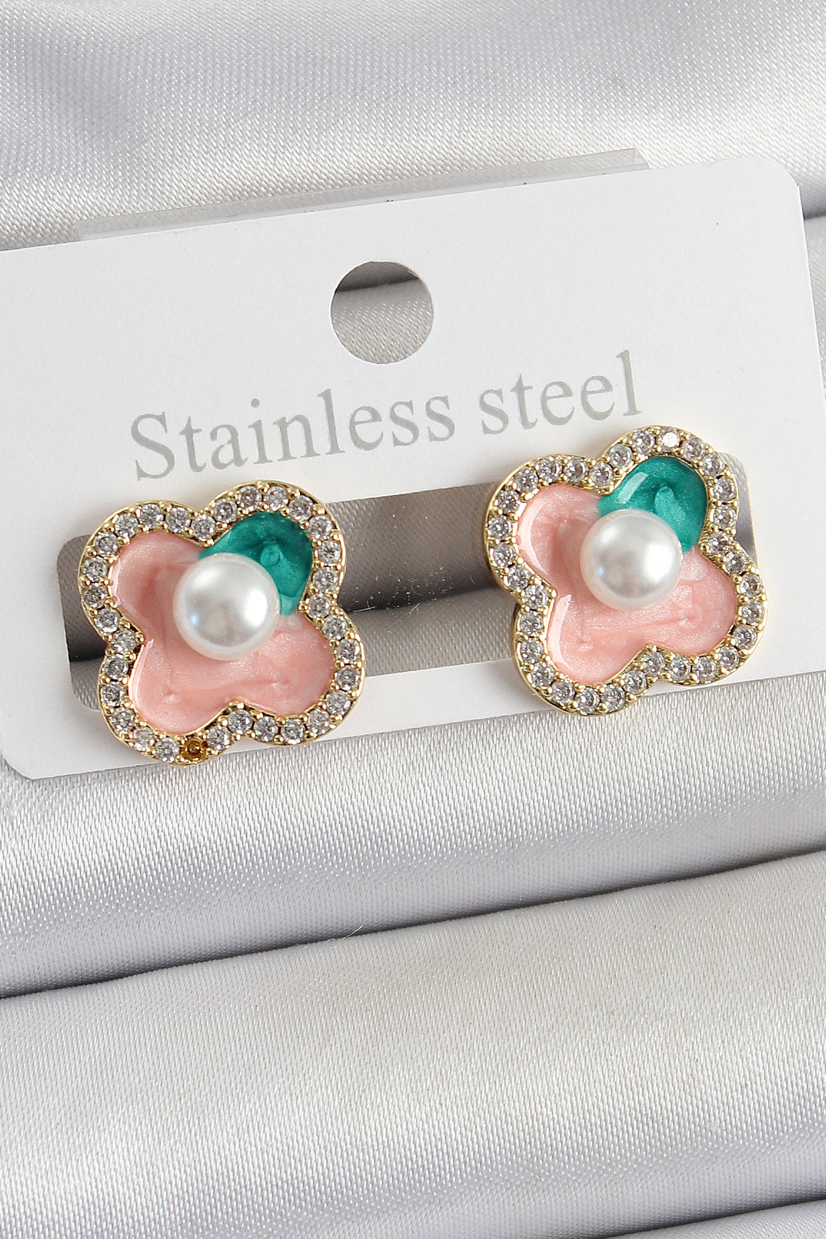 Pirinç Pembe Mineli İnci Detaylı Zirkon Taşlı Sanatsal Portre Yonca Model Gold Renk Kadın Küpe - Lisinya Pirinç Pembe Mineli İnci Detaylı Zirkon Taşlı Sanatsal Portre Yonca Model Gold Renk Kadın Küpe - Lisinya