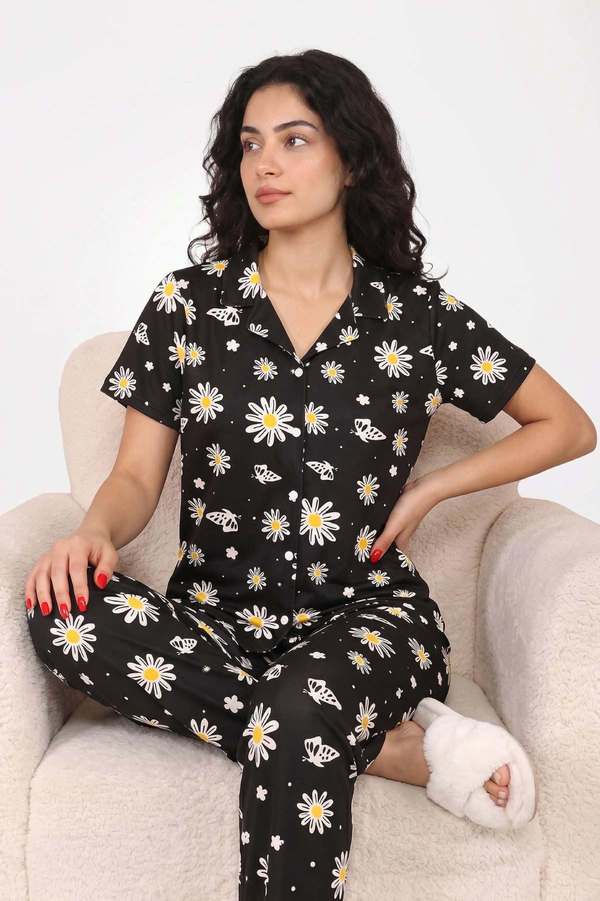 Siyah Papatya ve Kelebek Desenli Kısa Kollu Gömlek Yaka Milan Kumaş Kadın Pijama Takımı Siyah Papatya ve Kelebek Desenli Kısa Kollu Gömlek Yaka Milan Kumaş Kadın Pijama Takımı