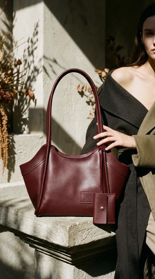 Bordo Gold Aksesuarlı Omuz Çantası Kadın Günlük Şık El ve Omuz Çantası 30x21 cm - Lisinya Bordo Gold Aksesuarlı Omuz Çantası Kadın Günlük Şık El ve Omuz Çantası 30x21 cm - Lisinya
