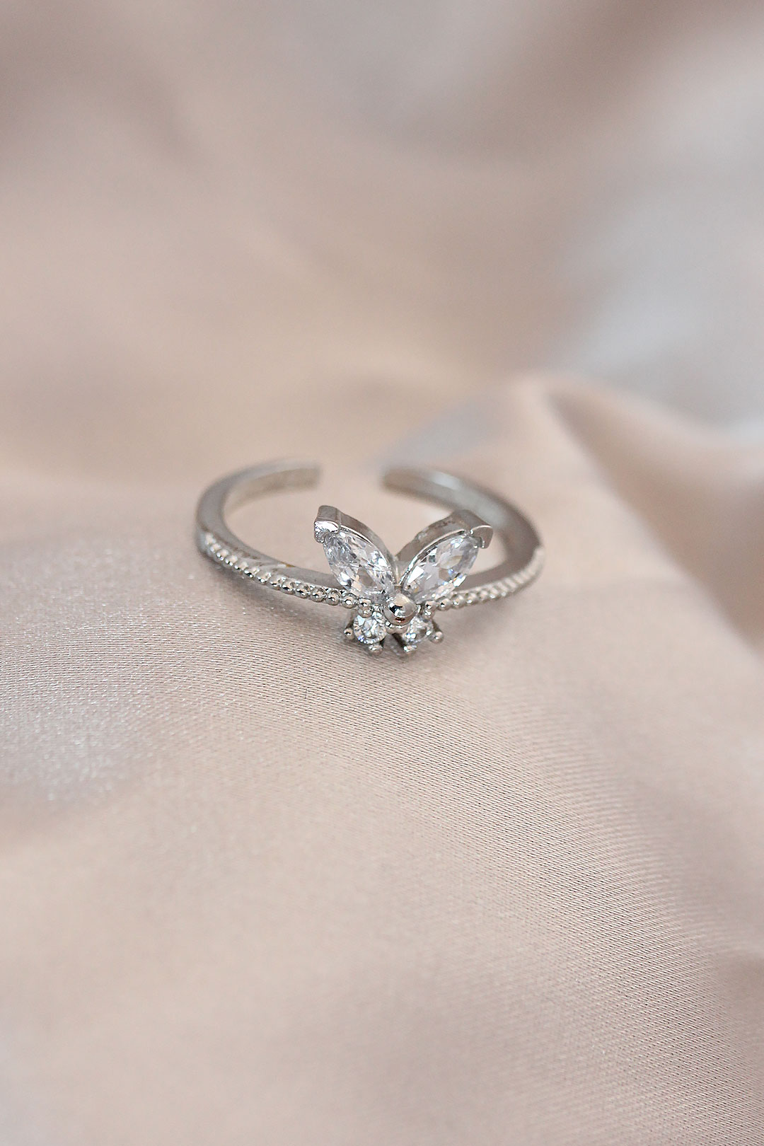 Ayarlamalı Gümüş Renk Metal Zirkon Taş ve Kristal Taşlı Kelebek Model Yüzük - Lisinya Ayarlamalı Gümüş Renk Metal Zirkon Taş ve Kristal Taşlı Kelebek Model Yüzük - Lisinya