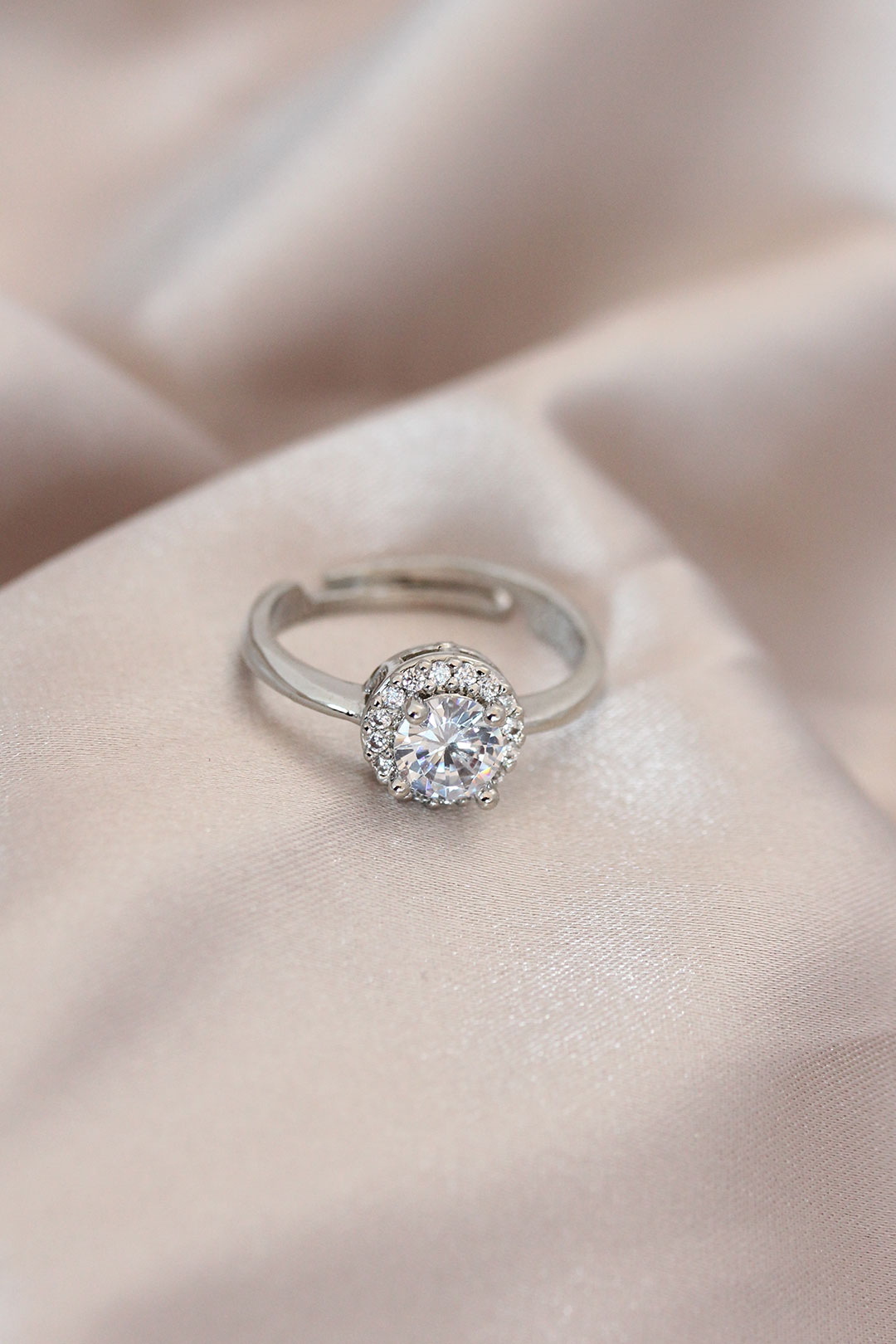 Ayarlamalı Gümüş Renk Metal Zirkon ve Kristal Taşlı Oval Model Yüzük - Lisinya Ayarlamalı Gümüş Renk Metal Zirkon ve Kristal Taşlı Oval Model Yüzük - Lisinya