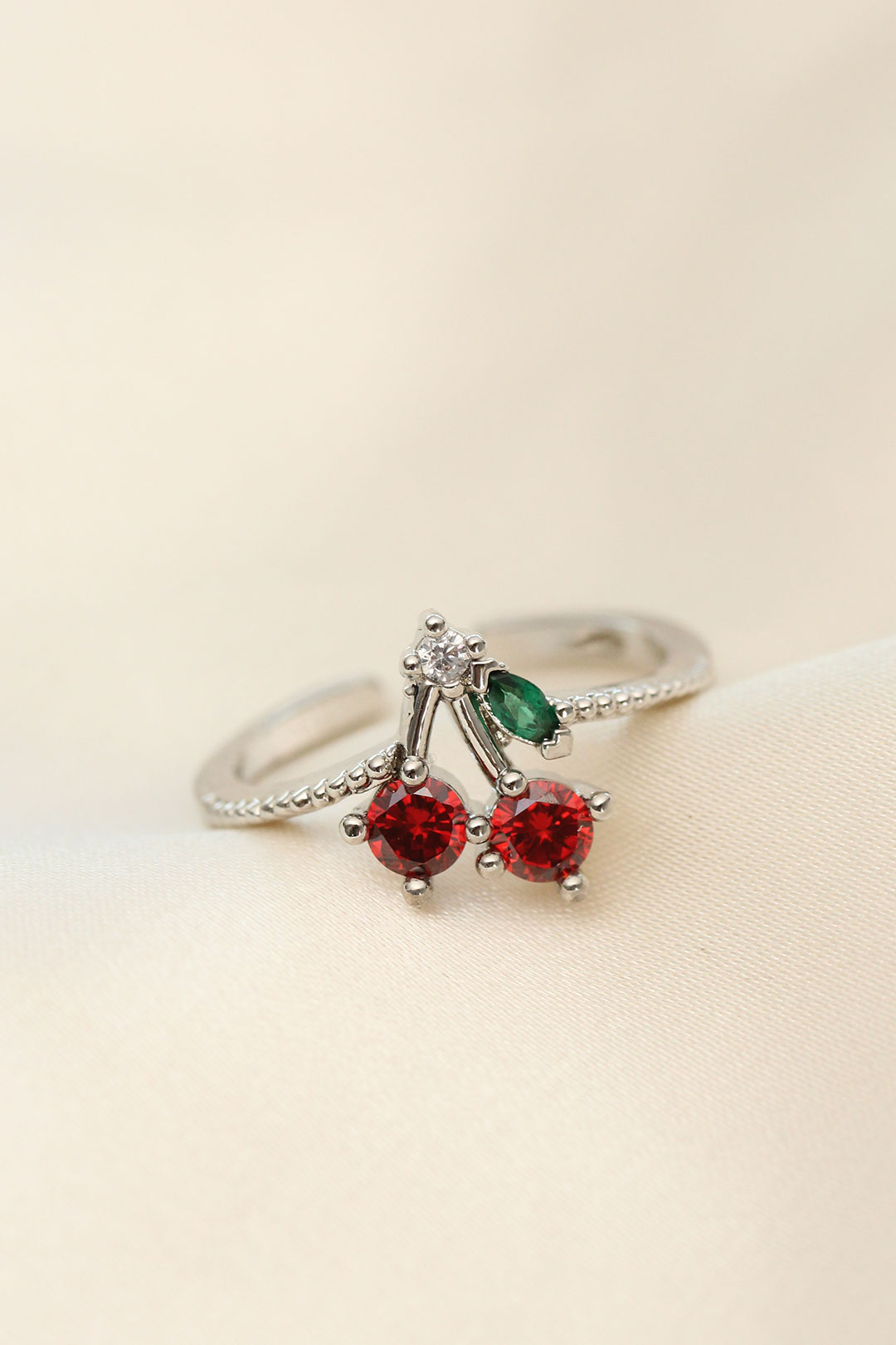 Ayarlamalı Gümüş Renk Kristal Taşlı Kiraz Yüzük - Lisinya Ayarlamalı Gümüş Renk Kristal Taşlı Kiraz Yüzük - Lisinya