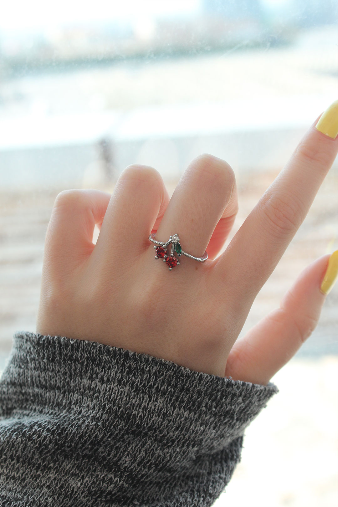 Ayarlamalı Gümüş Renk Kristal Taşlı Kiraz Yüzük - Lisinya Ayarlamalı Gümüş Renk Kristal Taşlı Kiraz Yüzük - Lisinya