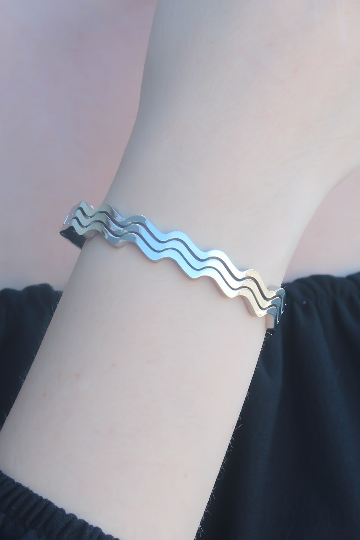 316L Kararmaz Çelik Gümüş Renk Dalga Model Kelepçe Kadın Bileklik - Lisinya