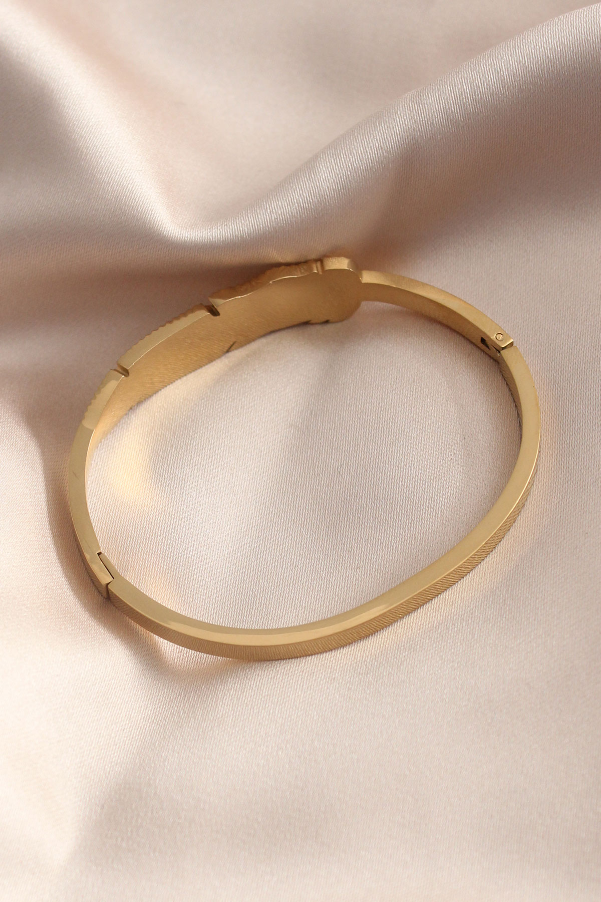 Gold Renk Yaprak Model Zirkon Taş Detay Kelepçe Kadın Bileklik - Lisinya Gold Renk Yaprak Model Zirkon Taş Detay Kelepçe Kadın Bileklik - Lisinya