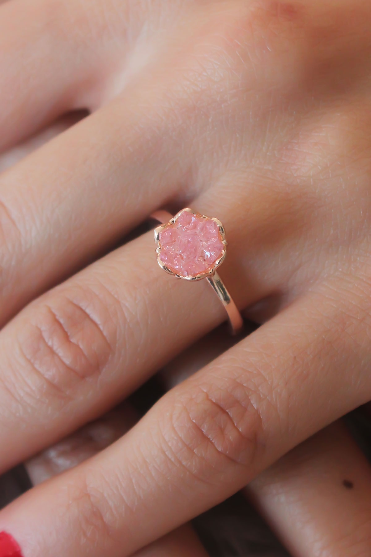 Pembe Lotus Çiçek Figür Gold Renk Kadın Yüzük - Lisinya Pembe Lotus Çiçek Figür Gold Renk Kadın Yüzük - Lisinya