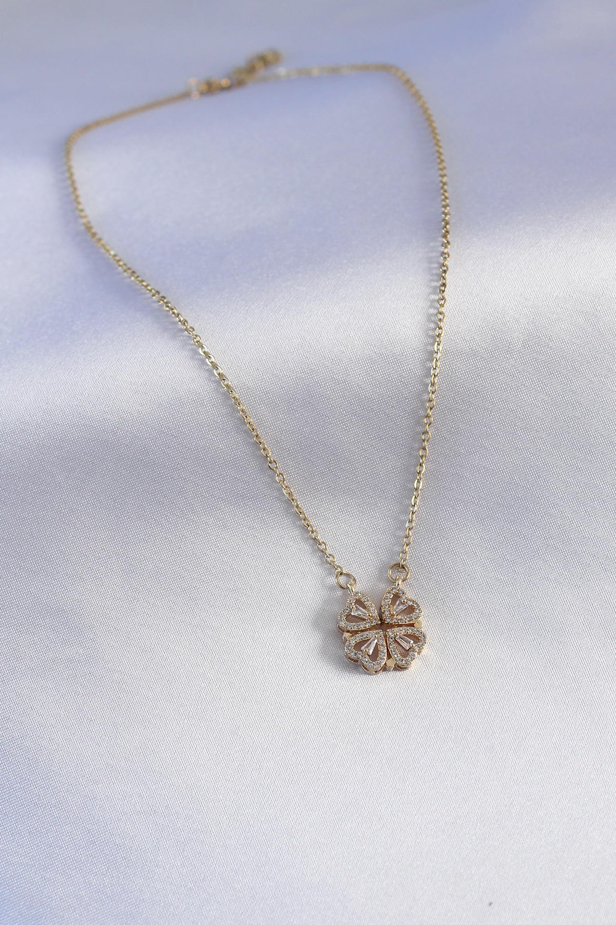 316L Çelik Gold Renk Açılır Zirkon Taşlı Yonca Model Kadın Kolye - Lisinya