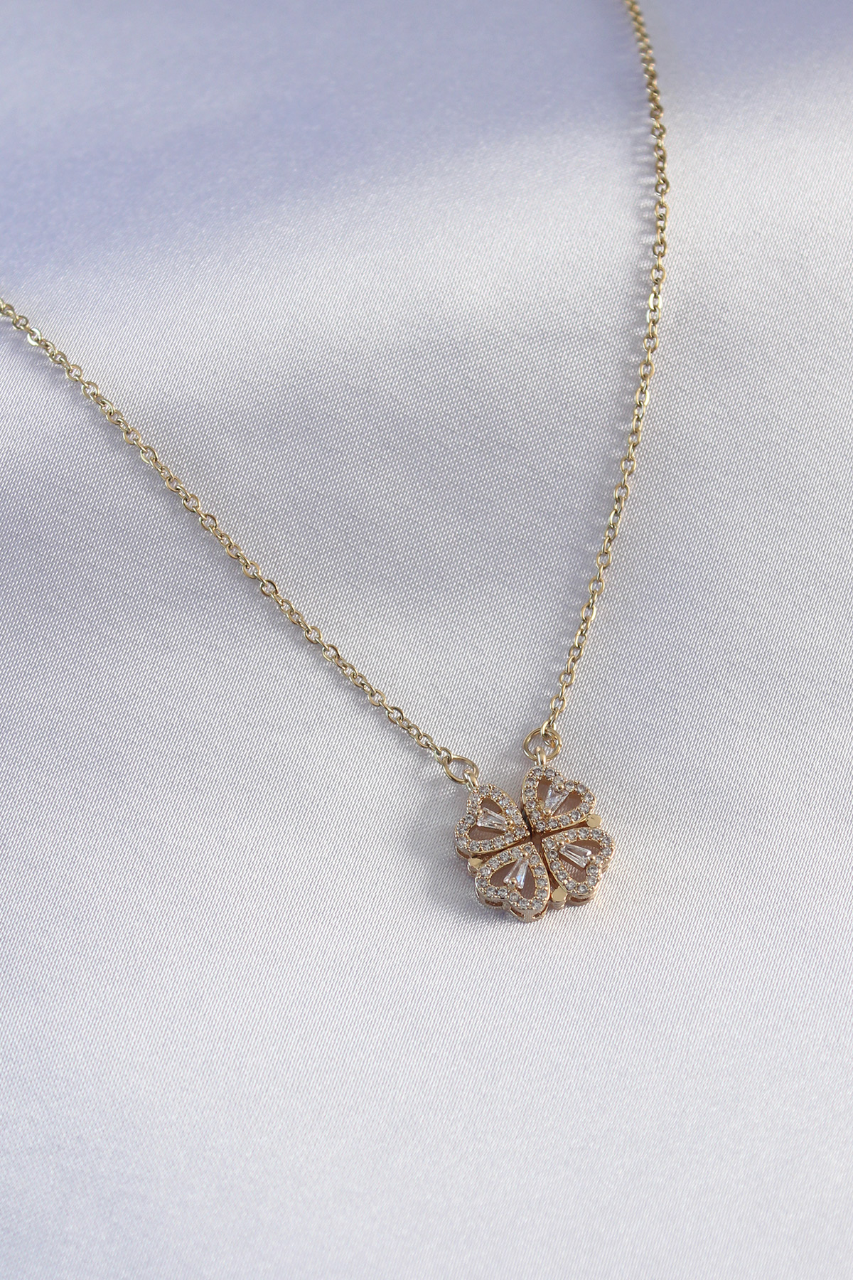 316L Çelik Gold Renk Açılır Zirkon Taşlı Yonca Model Kadın Kolye - Lisinya