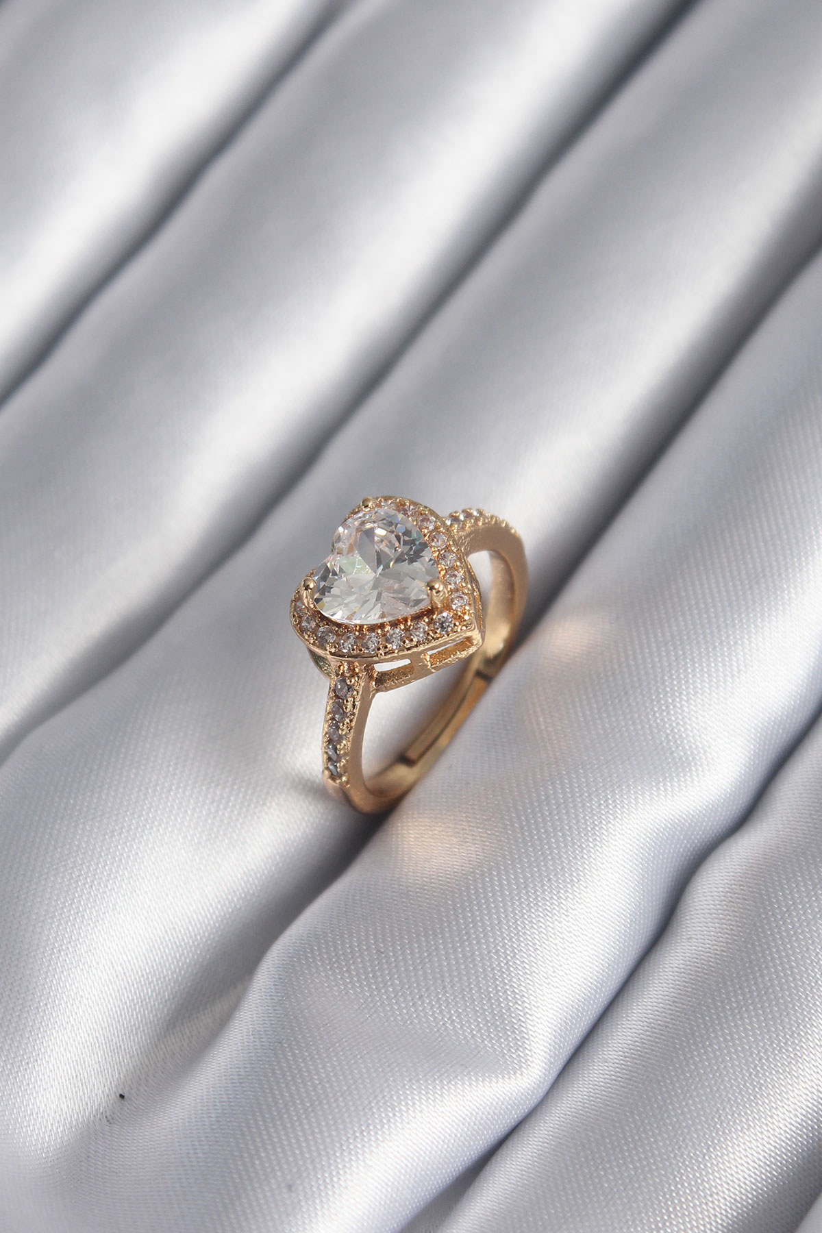 Pirinç Gold Renk Zirkon Taşlı Kalp Charm Model Kadın Yüzük - Lisinya Pirinç Gold Renk Zirkon Taşlı Kalp Charm Model Kadın Yüzük - Lisinya
