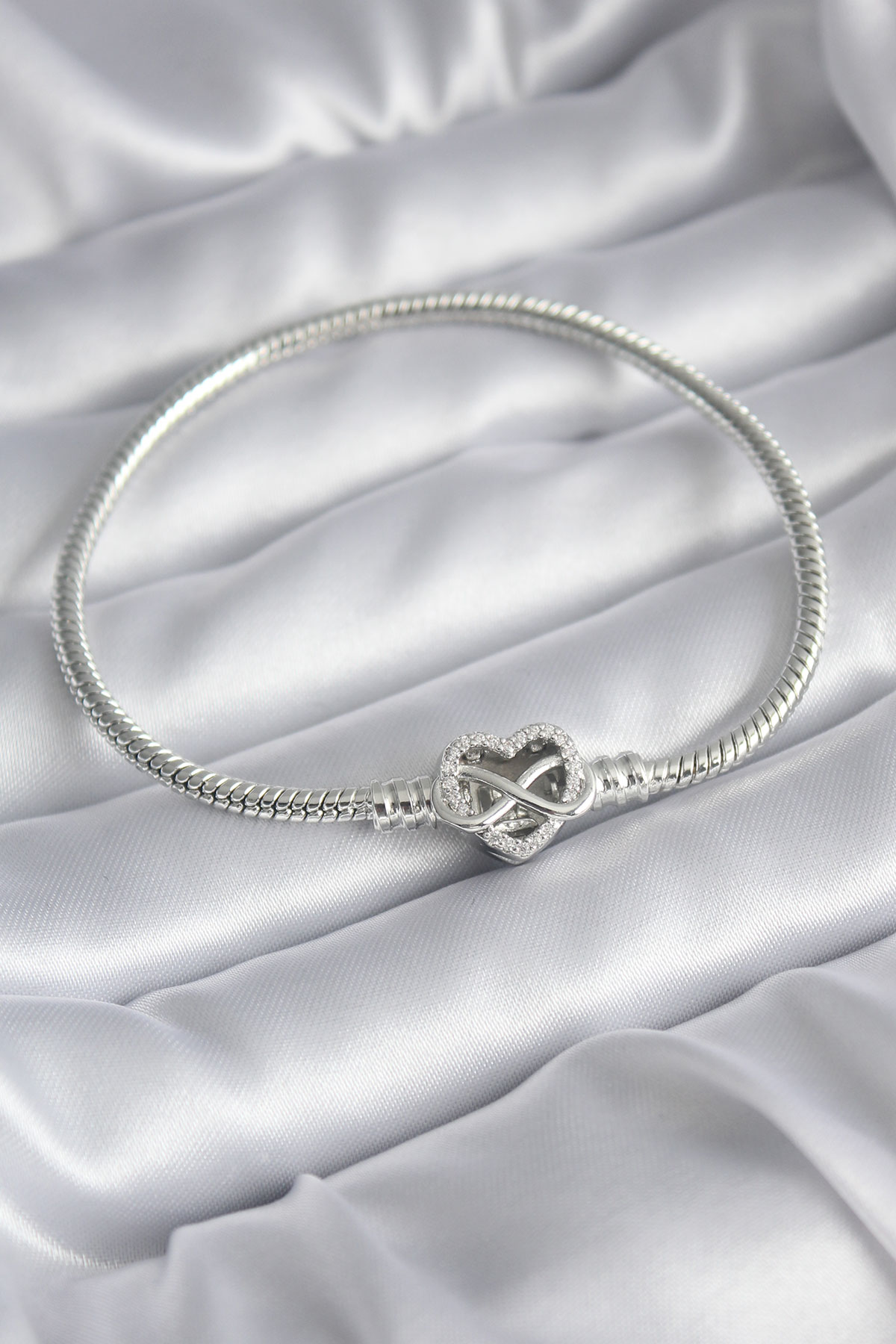 Pirinç Gümüş Renk Zirkon Taşlı Kalp Sonsuzluk Model Charm Kadın Bileklik - Lisinya Pirinç Gümüş Renk Zirkon Taşlı Kalp Sonsuzluk Model Charm Kadın Bileklik - Lisinya