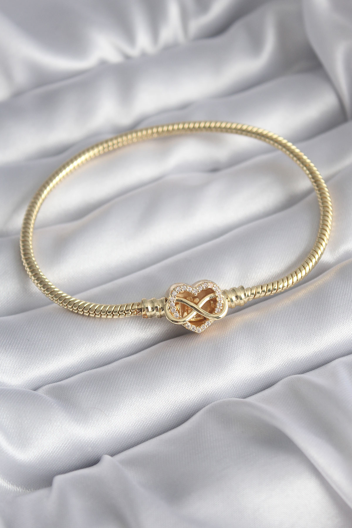 Pirinç Gold Renk Zirkon Taşlı Kalp Sonsuzluk Model Charm Kadın Bileklik - Lisinya