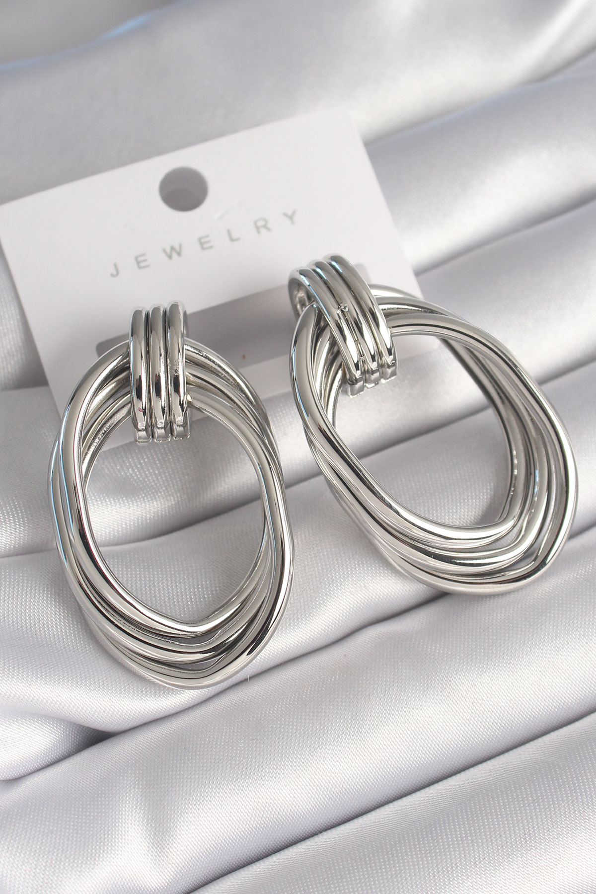 Pirinç Gümüş Renk Oval Model Kadın Küpe - Lisinya Pirinç Gümüş Renk Oval Model Kadın Küpe - Lisinya