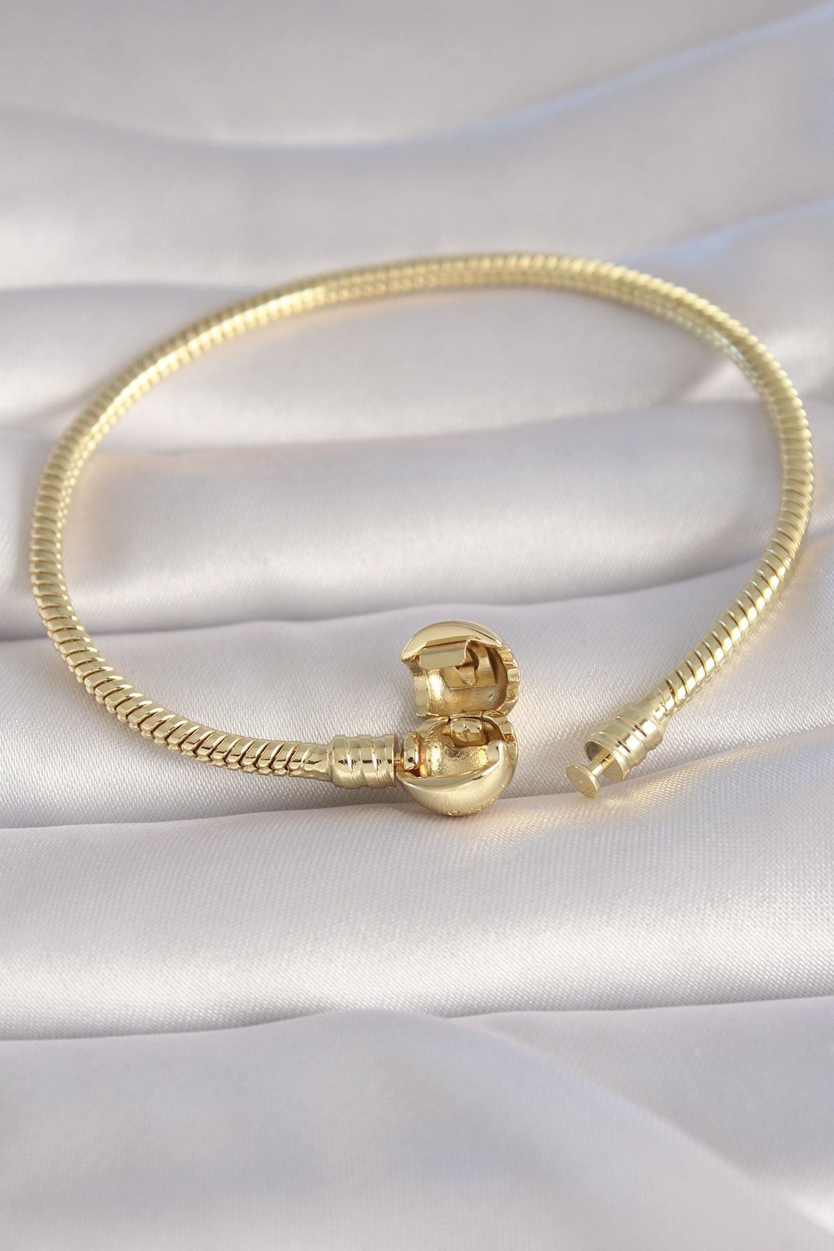 Pirinç Gold Renk İşleme Detay Charm Model Kadın Bileklik - Lisinya