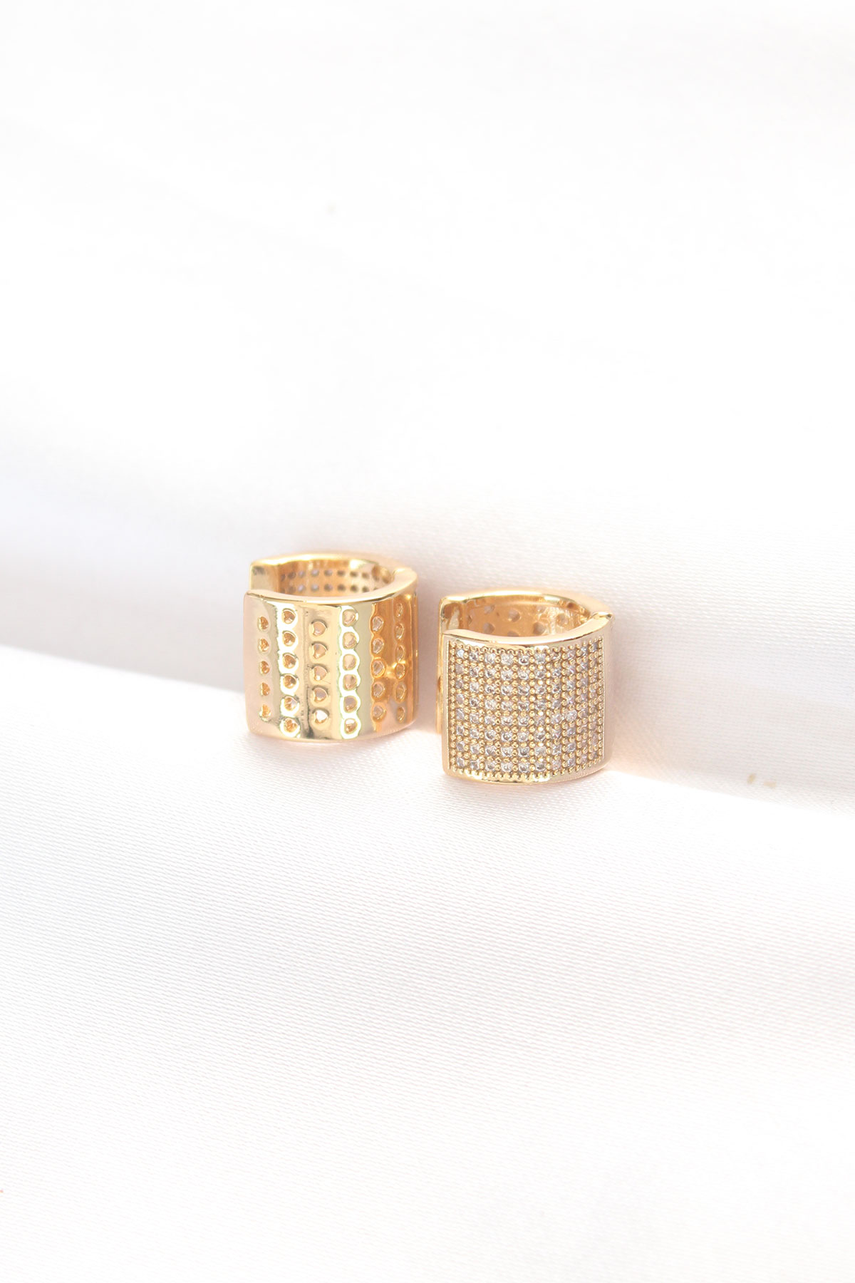 Pirinç Gold Renk Taşlı Minimal Küpe - Lisinya Pirinç Gold Renk Taşlı Minimal Küpe - Lisinya