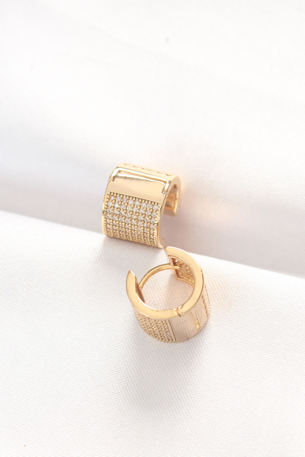 Pirinç Gold Renk Taşlı Minimal Küpe - Lisinya Pirinç Gold Renk Taşlı Minimal Küpe - Lisinya