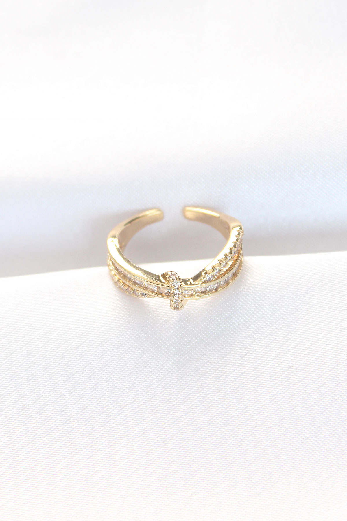 Kıvrım Model Gold Renk Zirkon Taşlı Ayarlanabilir Yüzük - Lisinya Kıvrım Model Gold Renk Zirkon Taşlı Ayarlanabilir Yüzük - Lisinya