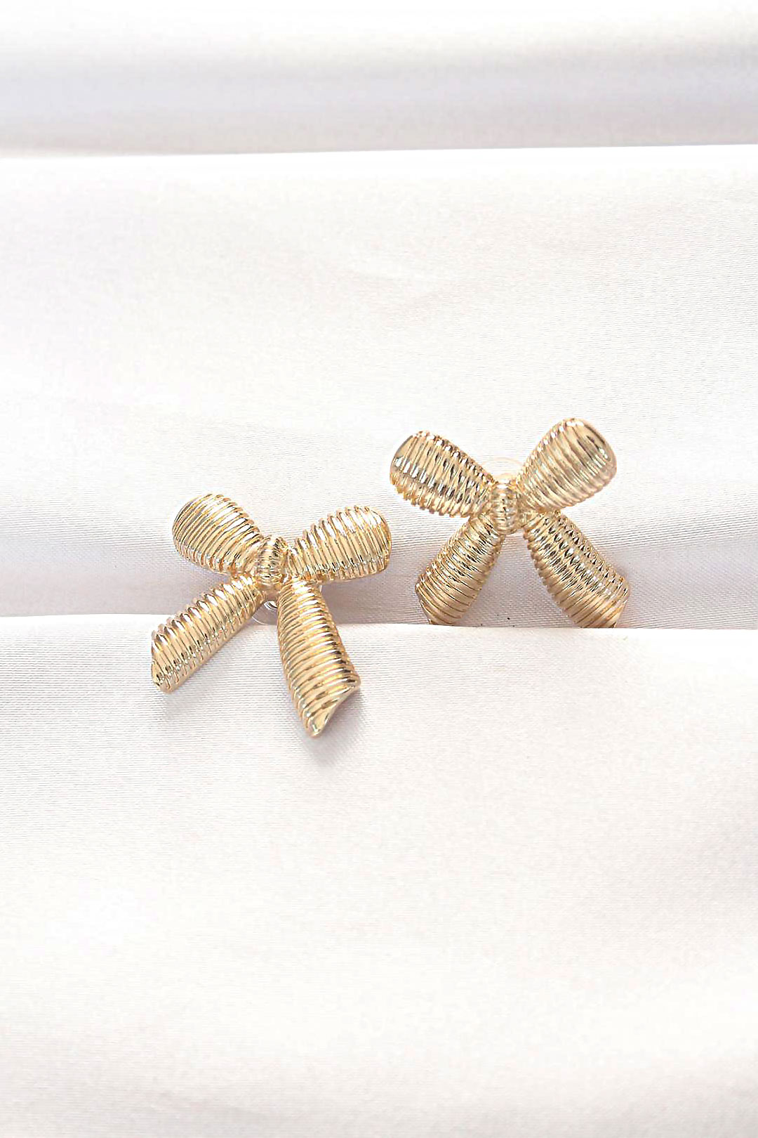 Pirinç Gold Renk Fiyonk Küpe - Lisinya Pirinç Gold Renk Fiyonk Küpe - Lisinya