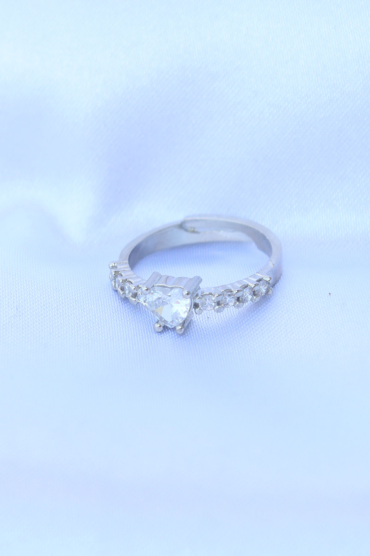 Pirinç Gümüş Renk Ayarlanabilir Zirkon Taşlı Minimal Kalp Yüzük - Lisinya