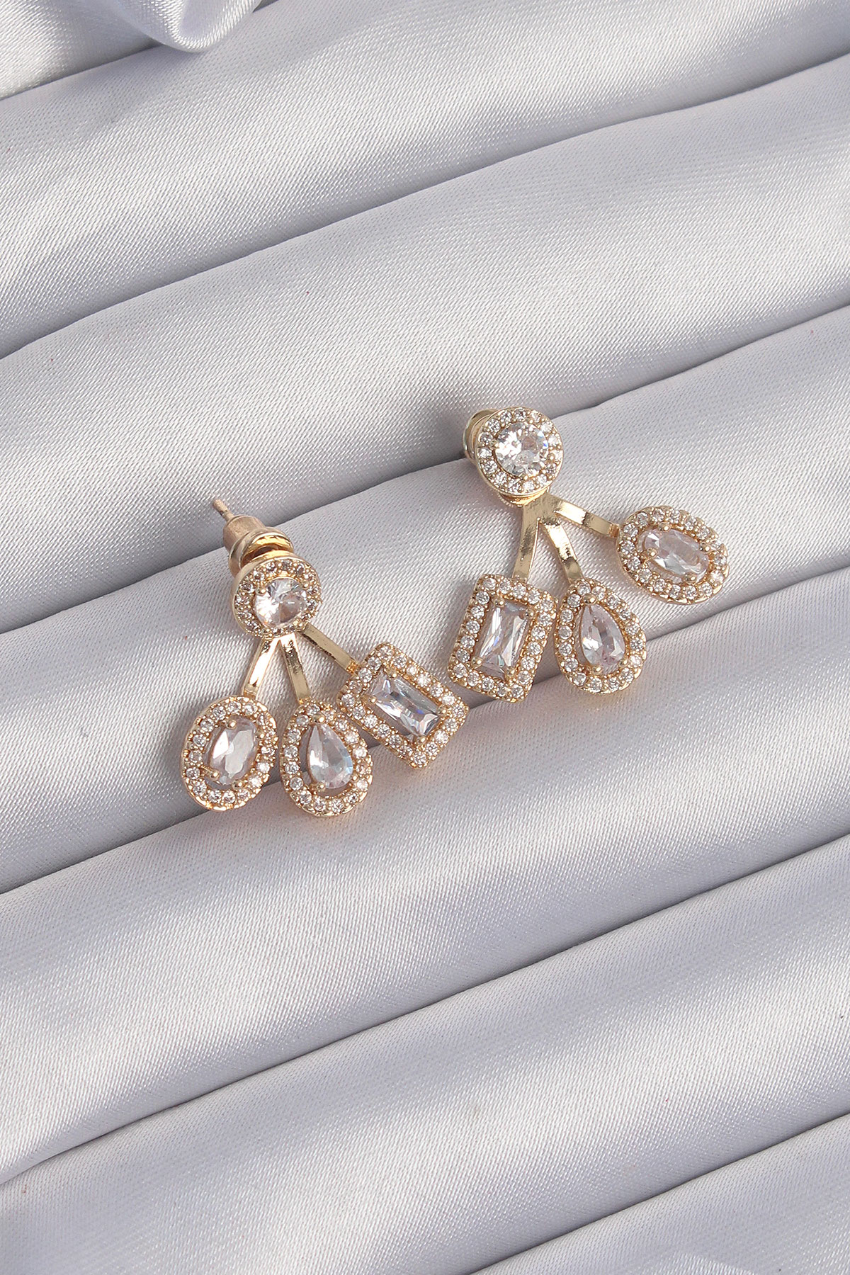 Pirinç Gold Renk Zirkon Taşlı Geometrik Model Küpe - Lisinya Pirinç Gold Renk Zirkon Taşlı Geometrik Model Küpe - Lisinya