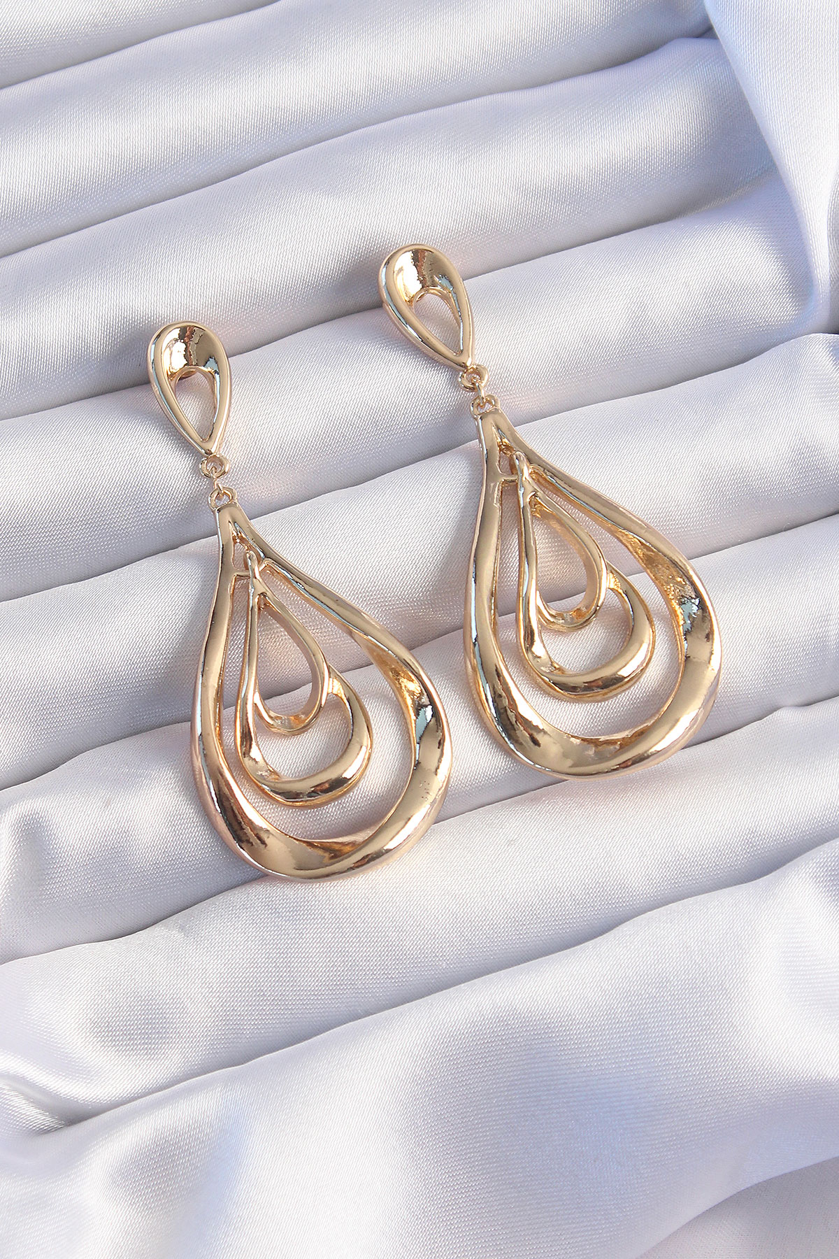 Pirinç Gold Renk Kıvrımlı Damla Görünüm Sallantılı Küpe - Lisinya Pirinç Gold Renk Kıvrımlı Damla Görünüm Sallantılı Küpe - Lisinya