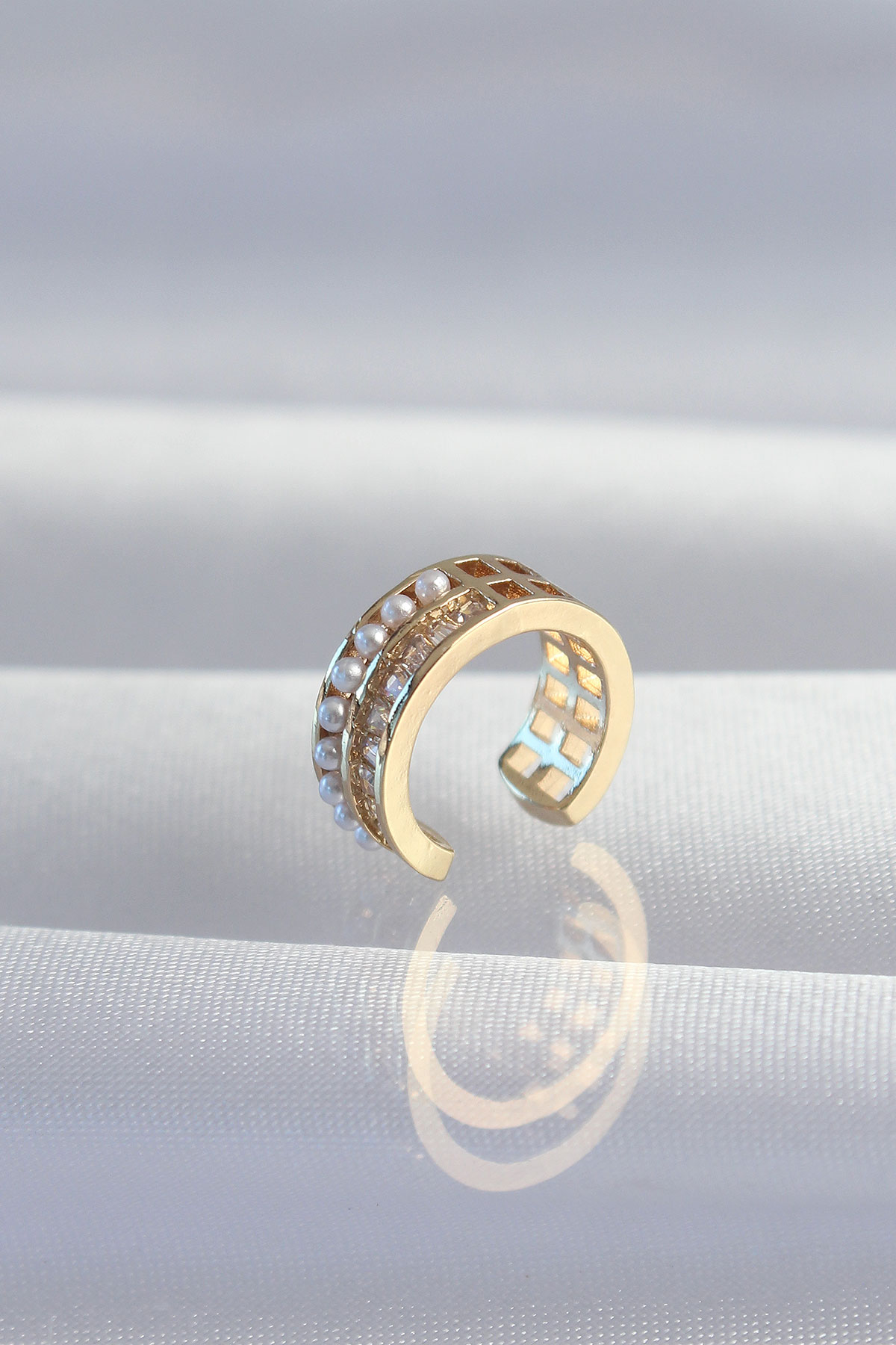 Pirinç Gold Renk İncili Baget Taşlı Earcuff Küpe - Lisinya Pirinç Gold Renk İncili Baget Taşlı Earcuff Küpe - Lisinya