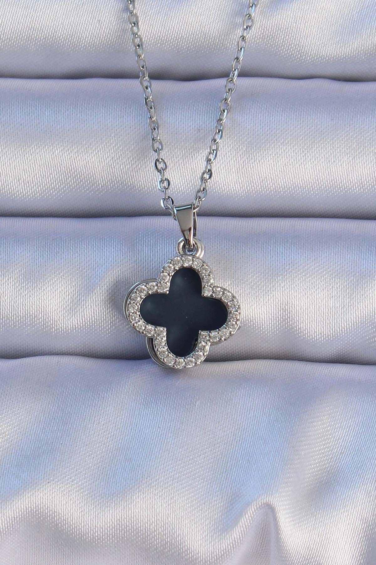 316L Çelik Gümüş Renk Siyah Mineli Zirkon Taşlı Yonca Figürlü Kolye - Lisinya