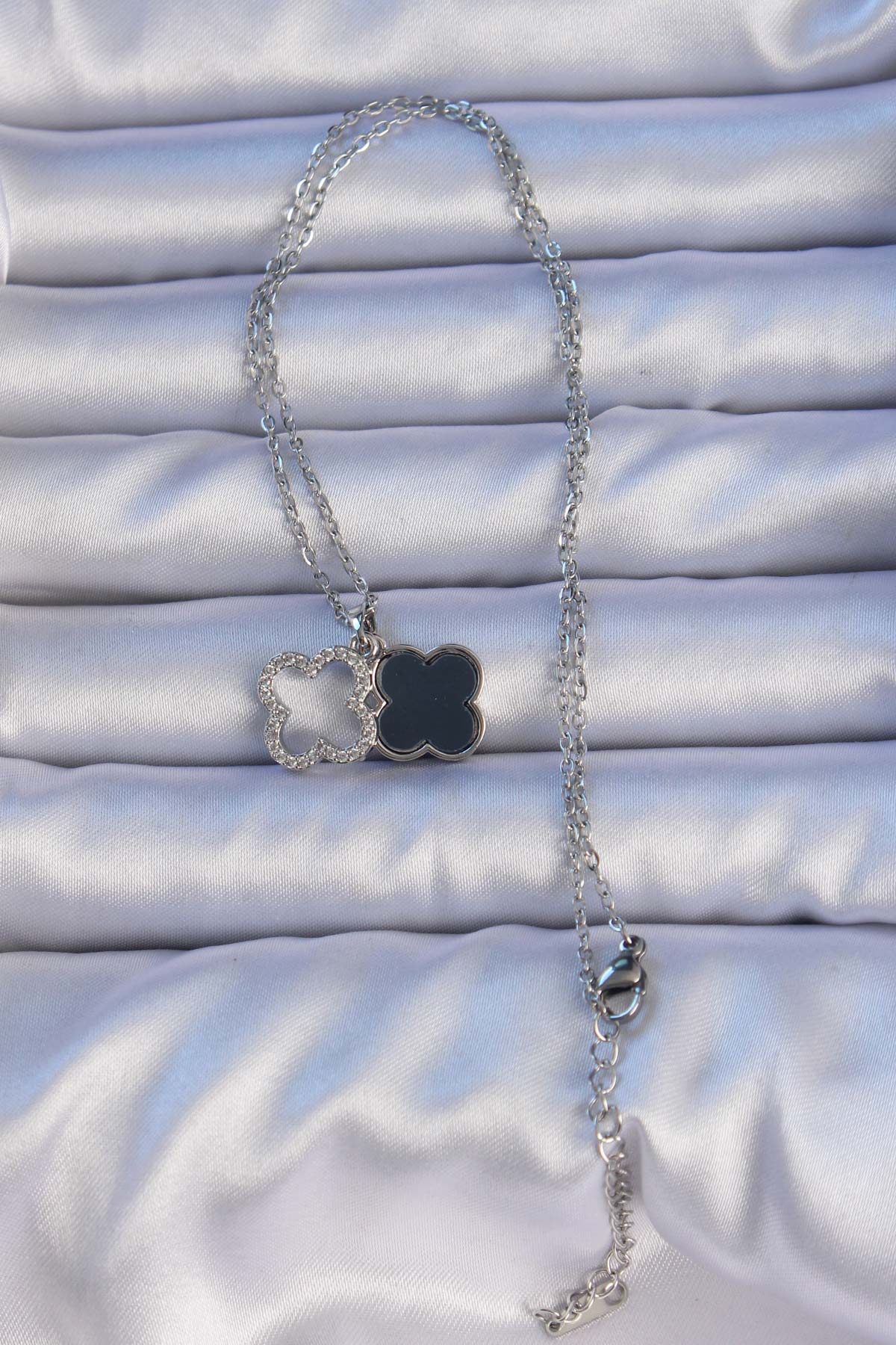 316L Çelik Gümüş Renk Siyah Mineli Zirkon Taşlı Yonca Figürlü Kolye - Lisinya