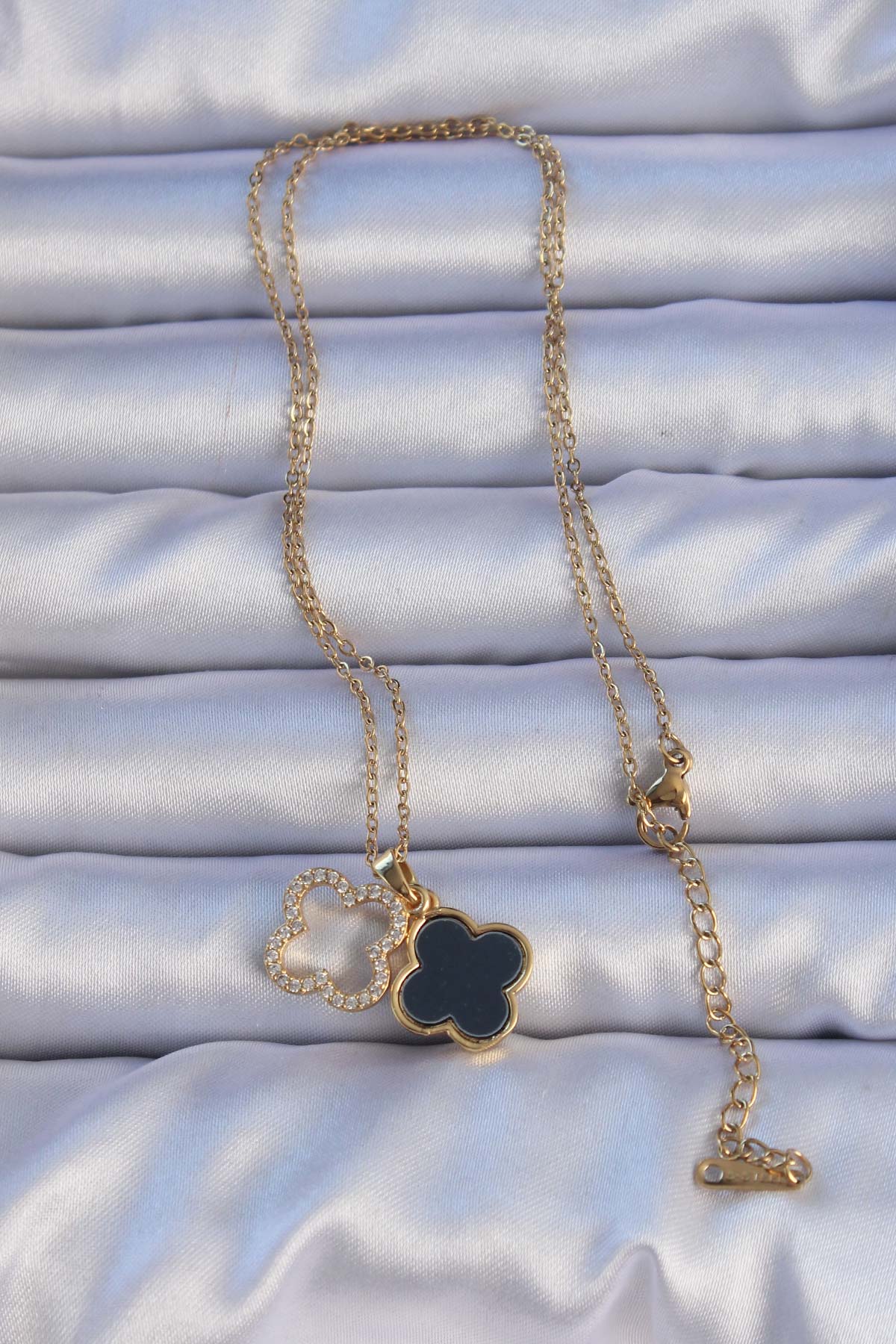 316L Çelik Gold Renk Siyah Mineli Zirkon Taşlı Yonca Figürlü Kolye - Lisinya