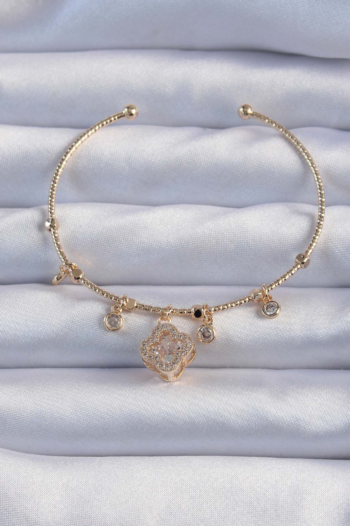 Pirinç Altın Renk Zirkon Taşlı Yonca Model Charm Bileklik - Lisinya
