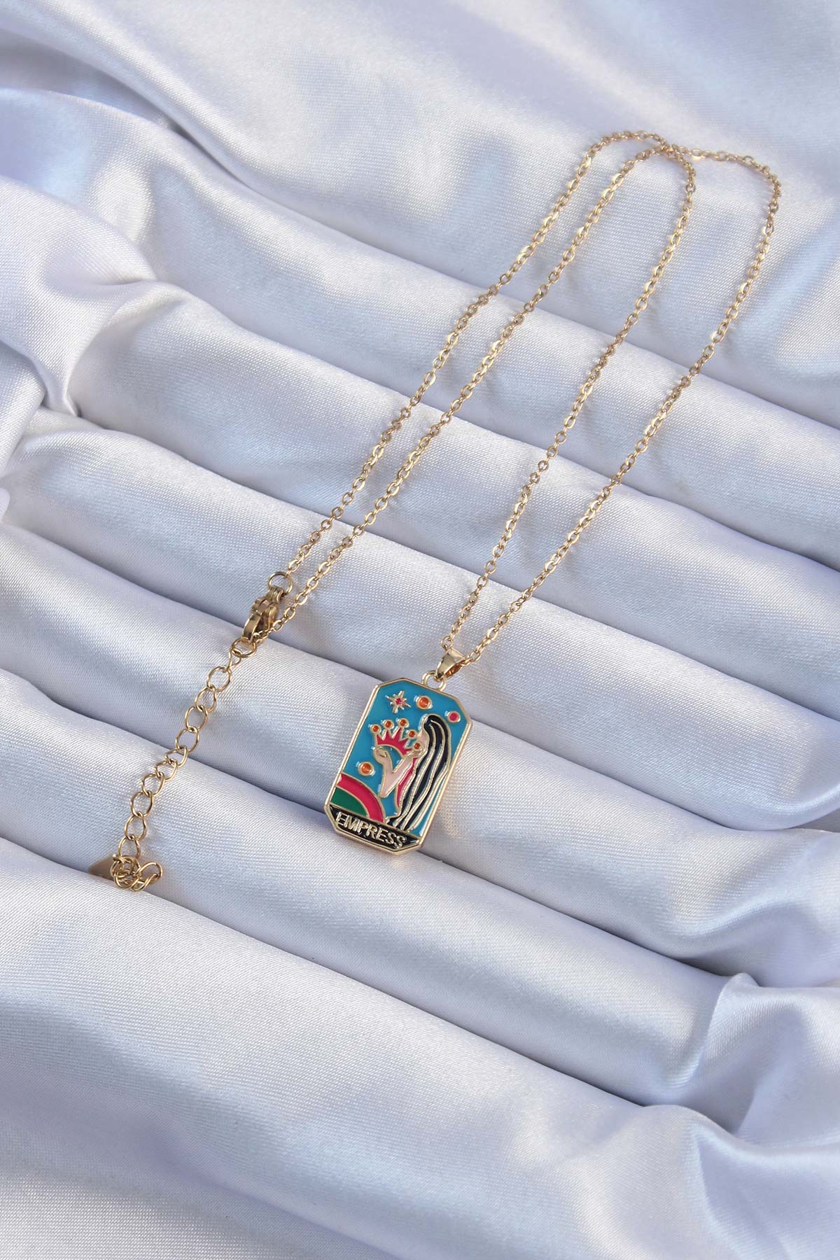 316L Çelik Zincir Altın Renk Taç ve Kız Figürlü Renkli Mineli Tarot Kolye - Lisinya 316L Çelik Zincir Altın Renk Taç ve Kız Figürlü Renkli Mineli Tarot Kolye - Lisinya