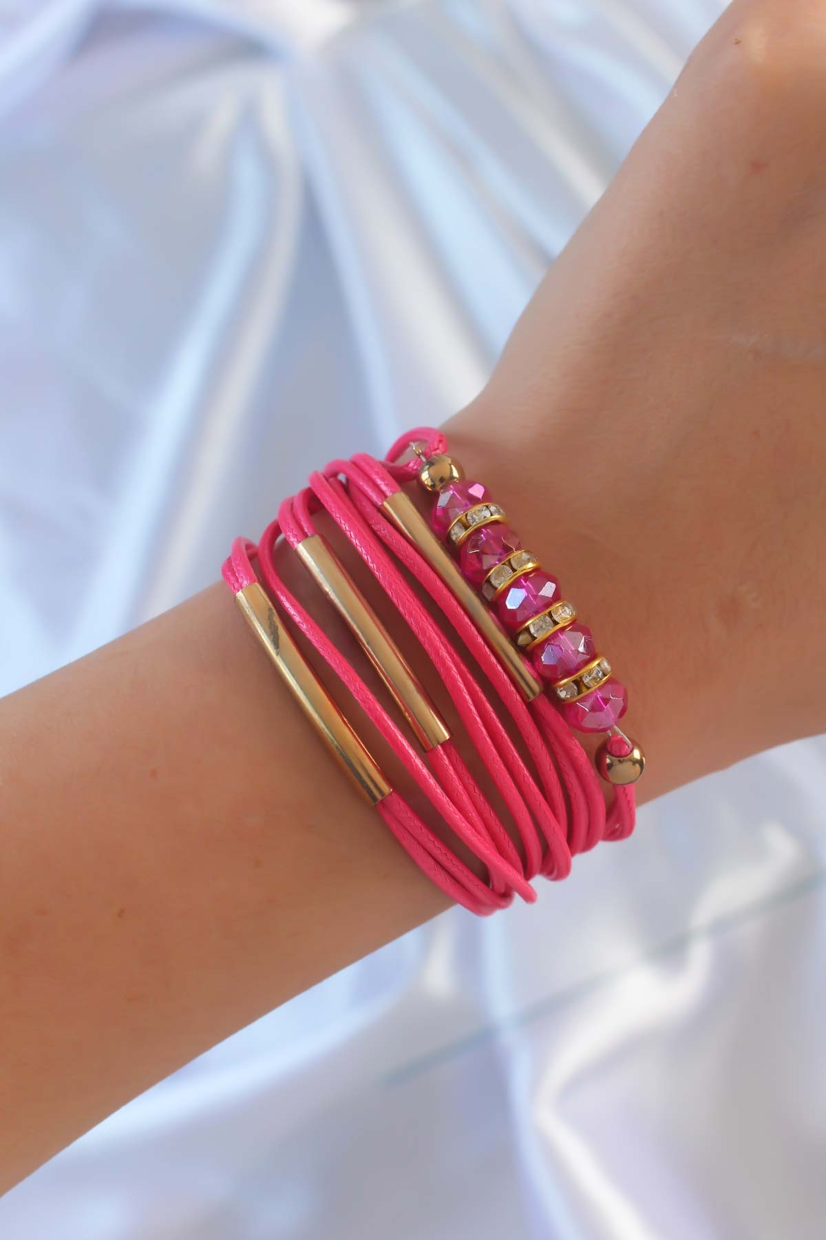 Pembe Renk Zirkon Taşlı Metal Aksesuarlı İpli Çoklu Bileklik - Lisinya Pembe Renk Zirkon Taşlı Metal Aksesuarlı İpli Çoklu Bileklik - Lisinya