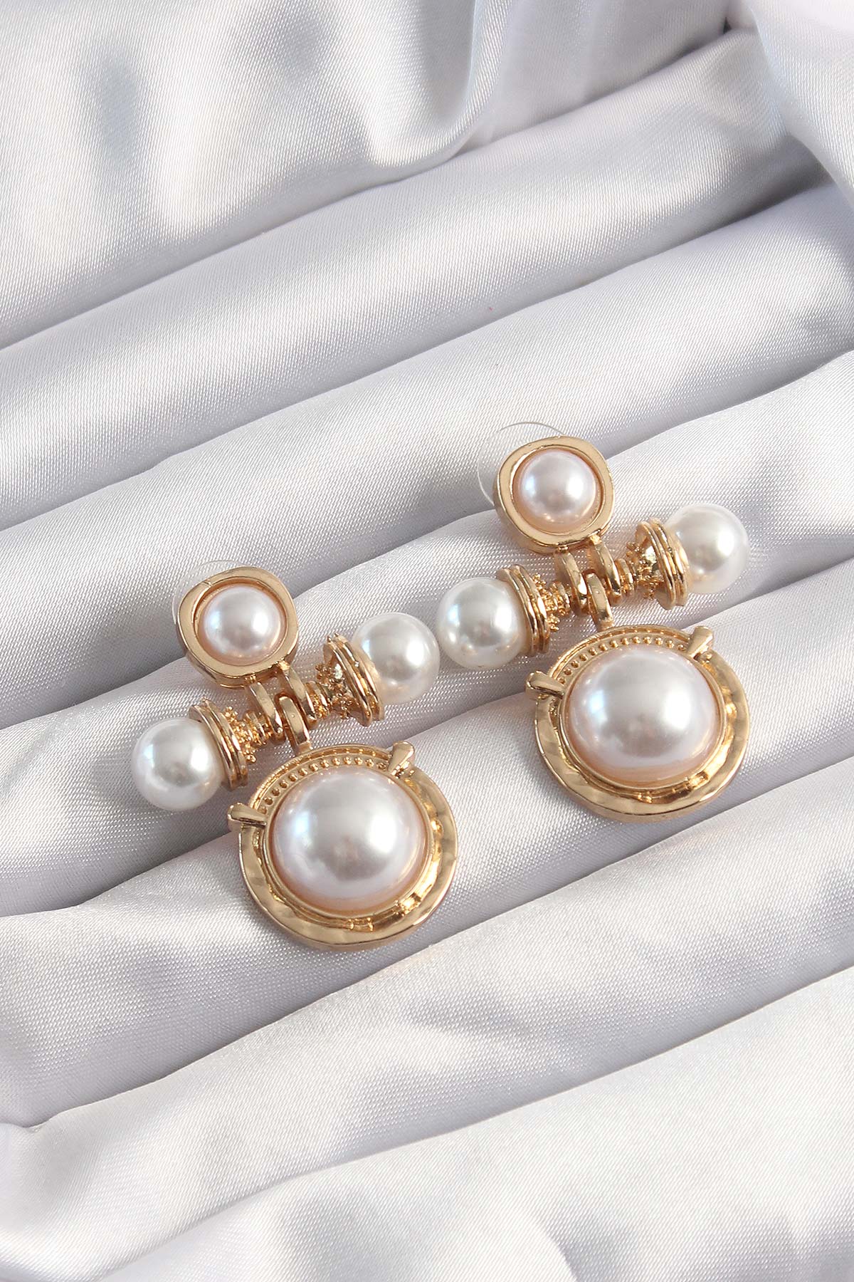 Pirinç Gold Renk İnci Taşlı Motifli Küpe - Lisinya Pirinç Gold Renk İnci Taşlı Motifli Küpe - Lisinya