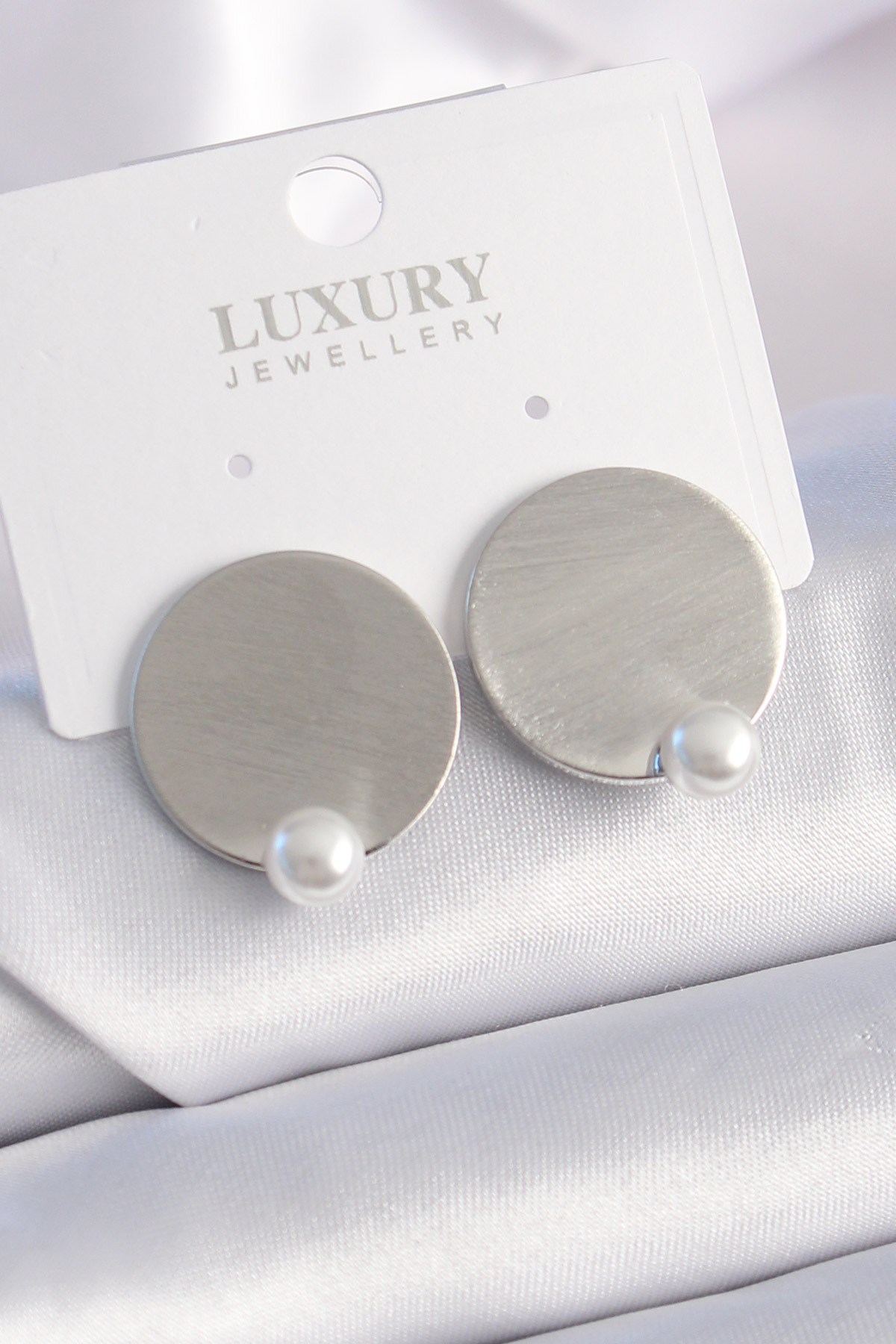 Pirinç Gümüş Renk Plaka Model İnci Detay Kadın Küpe - Lisinya